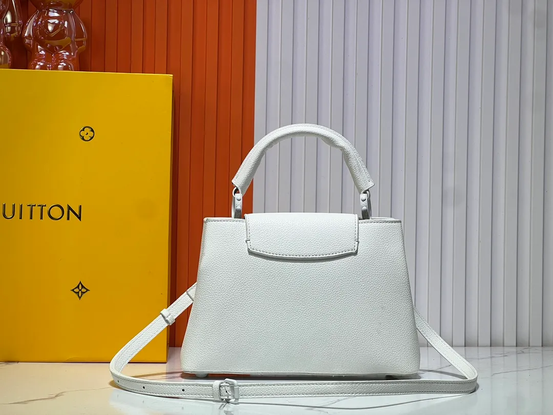 Batch 360💰Upgraded from the original M94519 M25255 M25256 M11798. This Capucines BB handbag is made of matte Taurillon cow leather with metal parts, which makes the classic design show off its neat style. The flap can be worn externally or internally, and the neat interior is equipped with multiple pockets. Attach the adjustable shoulder strap for easy cross-body wear. Dimensions: 27.0 x 17.3 x 9.0 cm (length x height x width)