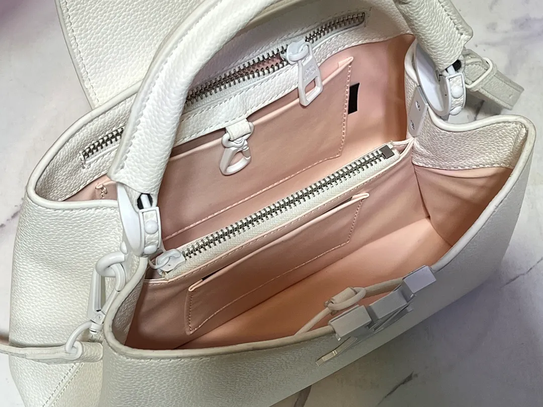Batch 360💰Upgraded from the original M94519 M25255 M25256 M11798. This Capucines BB handbag is made of matte Taurillon cow leather with metal parts, which makes the classic design show off its neat style. The flap can be worn externally or internally, and the neat interior is equipped with multiple pockets. Attach the adjustable shoulder strap for easy cross-body wear. Dimensions: 27.0 x 17.3 x 9.0 cm (length x height x width)