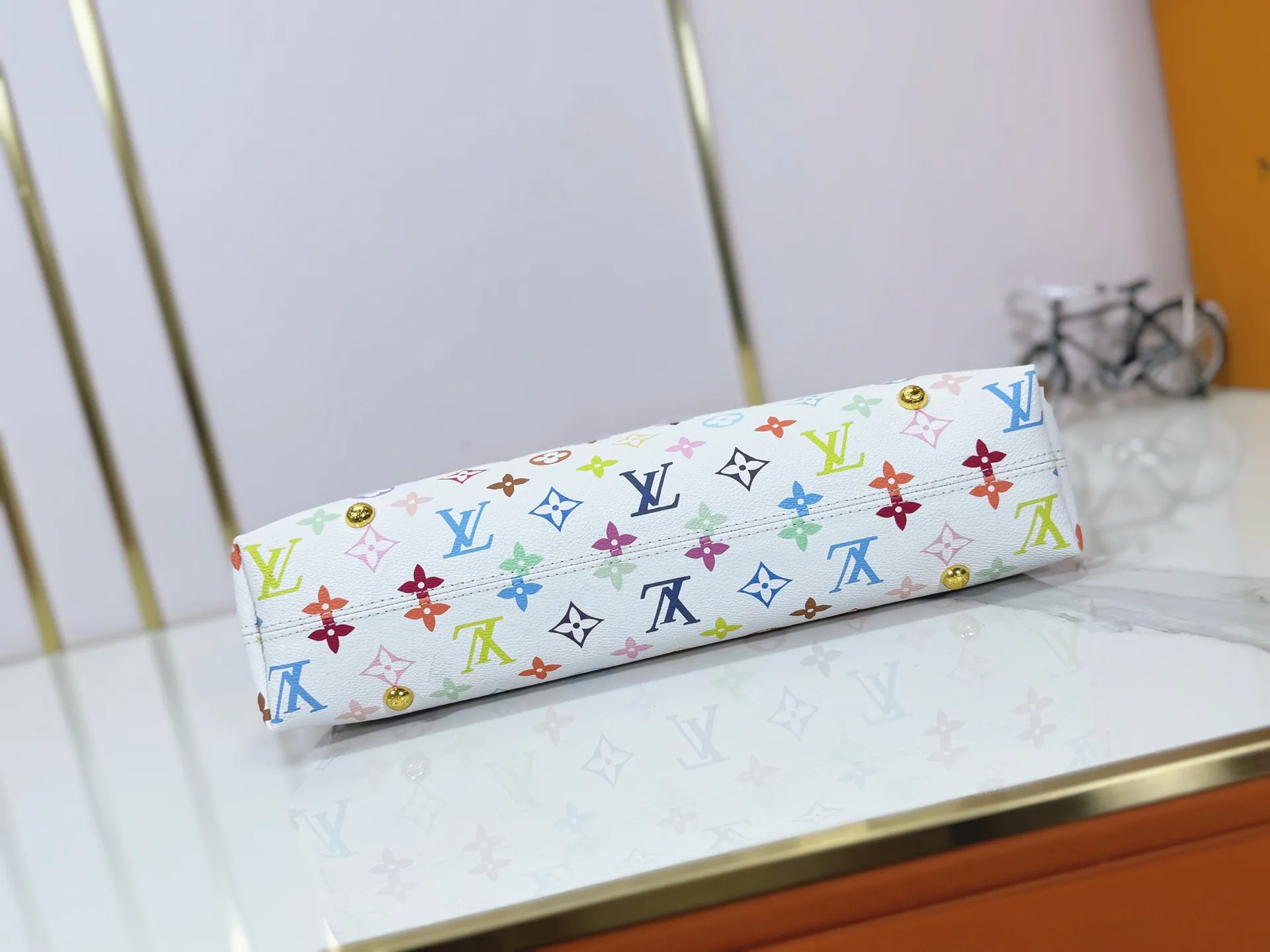 P280 M27578 Upgraded original LV new Takashi Murakami series white three-color tote bag~very practical and a popular item among many celebrities. Original white color fabric with discolored cowhide. Top-quality original hardware. The whole bag is cut with floral patterns and the upper body effect is great! Original order quality ~ super high return rate! size: 32×22×10