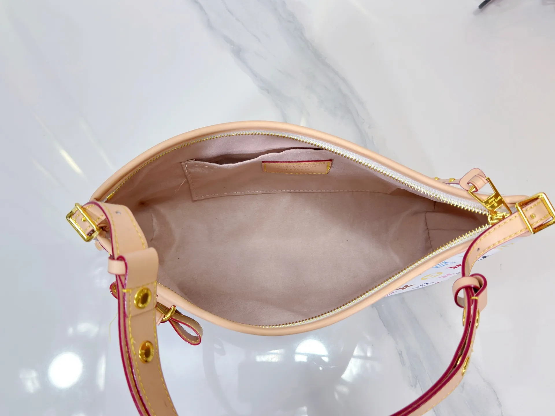 P280 M27578 Upgraded original LV new Takashi Murakami series white three-color tote bag~very practical and a popular item among many celebrities. Original white color fabric with discolored cowhide. Top-quality original hardware. The whole bag is cut with floral patterns and the upper body effect is great! Original order quality ~ super high return rate! size: 32×22×10