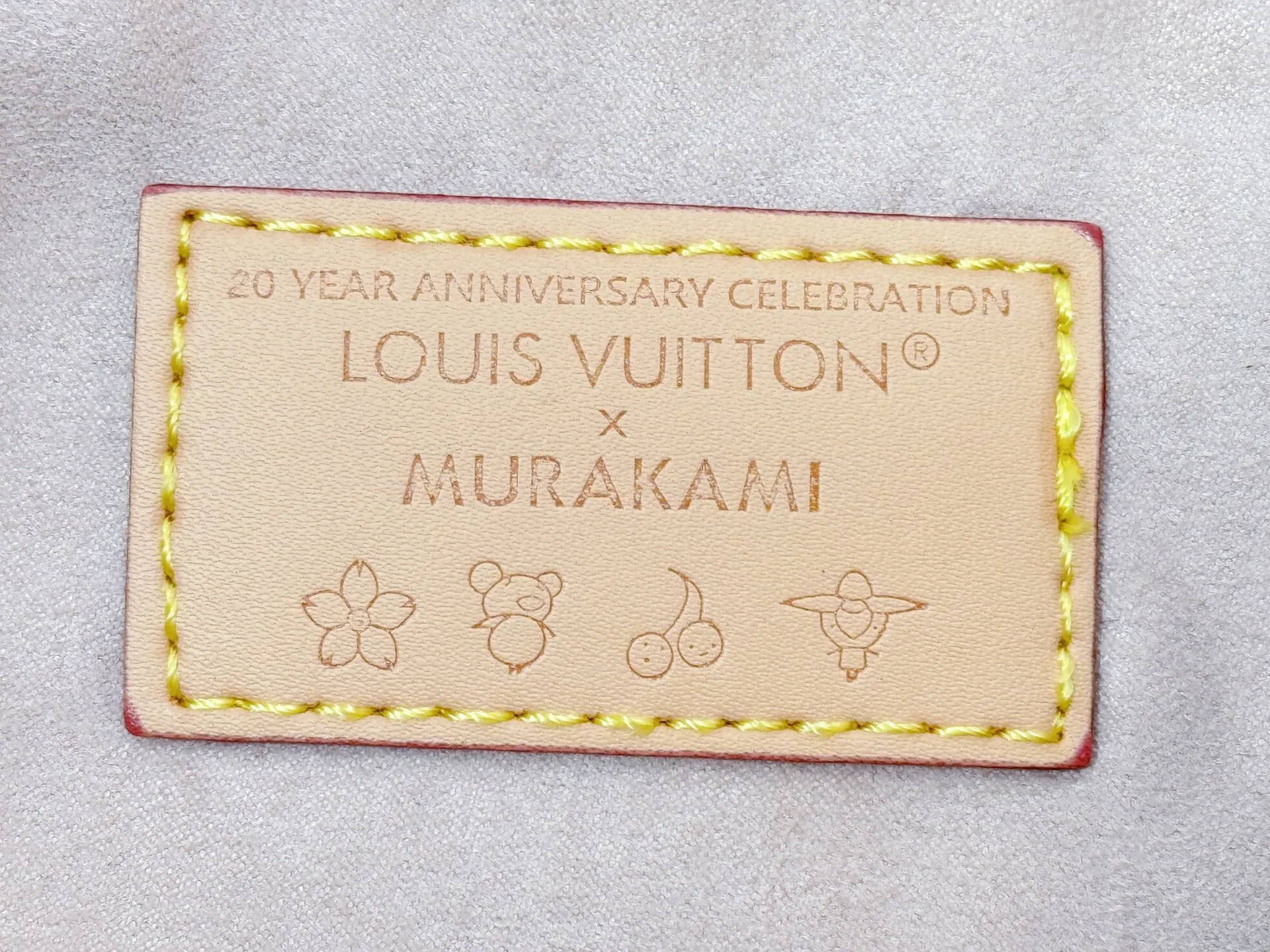 P280 M27578 Upgraded original LV new Takashi Murakami series white three-color tote bag~very practical and a popular item among many celebrities. Original white color fabric with discolored cowhide. Top-quality original hardware. The whole bag is cut with floral patterns and the upper body effect is great! Original order quality ~ super high return rate! size: 32×22×10