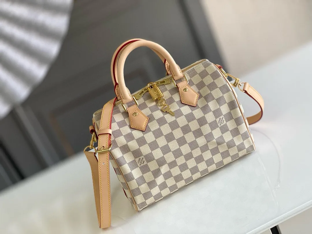💰760 Top Original N41374 SPEEDY 25 Handbag (With Shoulder Strap) As a representative work of classic design, the Speedy 25 handbag shows full fashion sense whether it is carried cross-body, shoulder or handheld. Fresh and soft Damier Azur canvas adds a special touch. Detailed Features 25 x 19 x 15 cm (Length x Height x Width) Shiny gold-tone brass hardware and padlock Lockable double zipper closure Internal pocket D-ring for keys and accessories Soft fabric lining Shoulder strap: removable, adjustable Strap half-length: 46.5 cm Strap half-length adjustable to: 55.0 cm Handle: Double handle