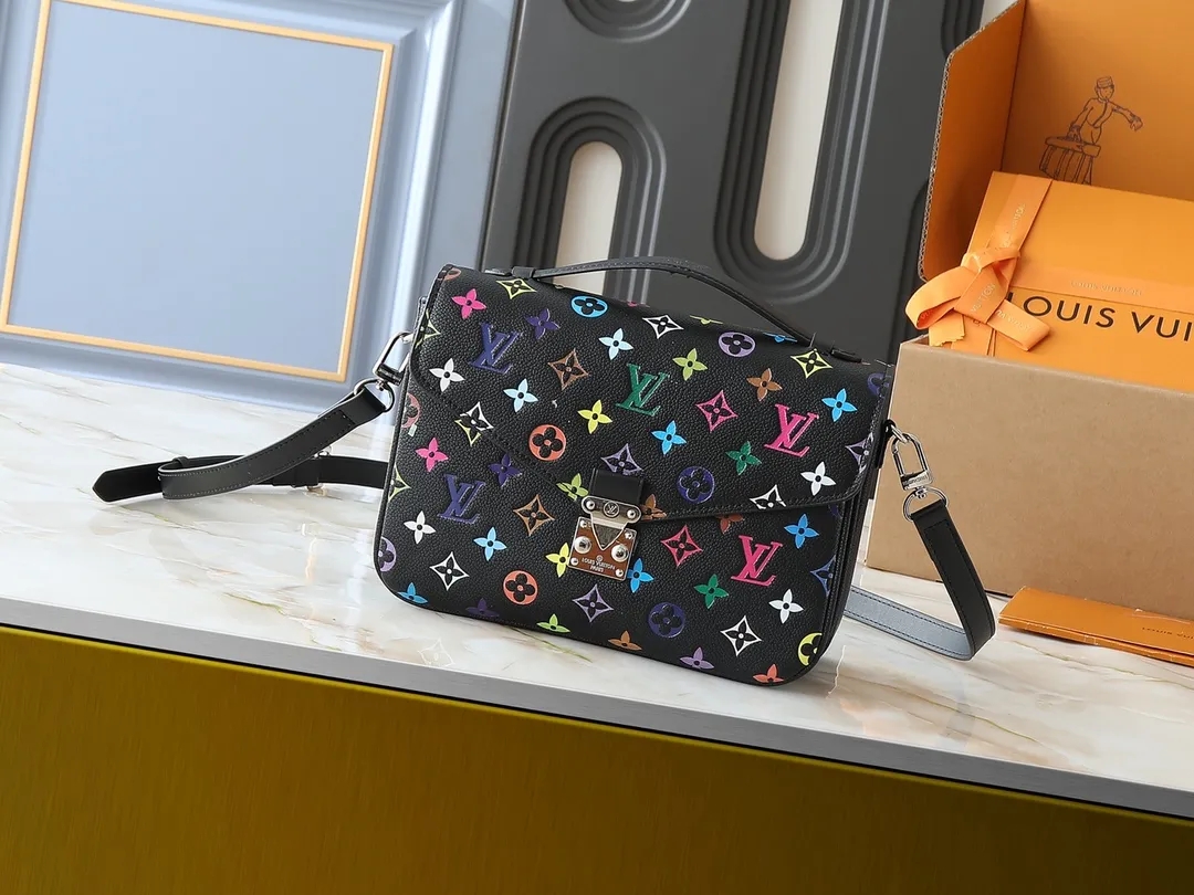 💰260💰Upgraded from the original M40780 M41487 Takashi Murakami co-branded POCHETTE MÉTIS handbag. The Pochette Métis handbag interprets the classic college backpack with a restrained yet ingenious design. Soft Monogram Empreinte leather creates a compact and flexible structure that hides plenty of space. Dimensions: 25 x 19 x 7 cm (length x height x width)
