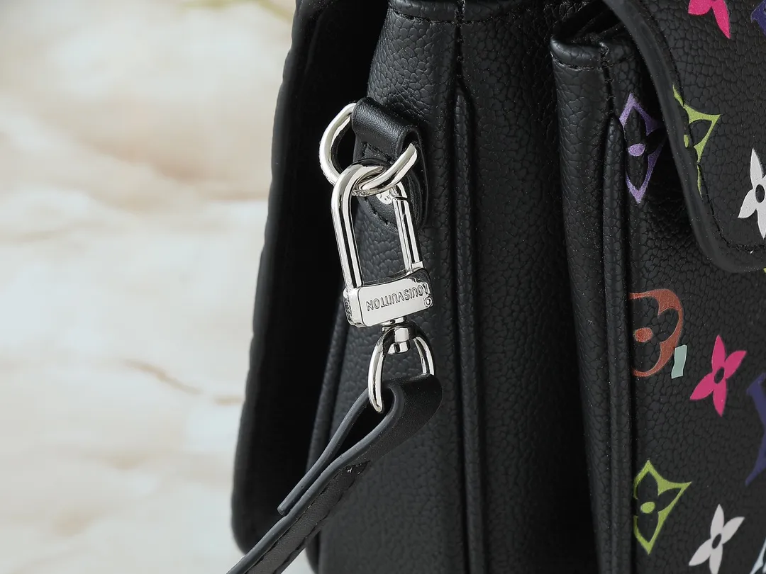 💰260💰Upgraded from the original M40780 M41487 Takashi Murakami co-branded POCHETTE MÉTIS handbag. The Pochette Métis handbag interprets the classic college backpack with a restrained yet ingenious design. Soft Monogram Empreinte leather creates a compact and flexible structure that hides plenty of space. Dimensions: 25 x 19 x 7 cm (length x height x width)