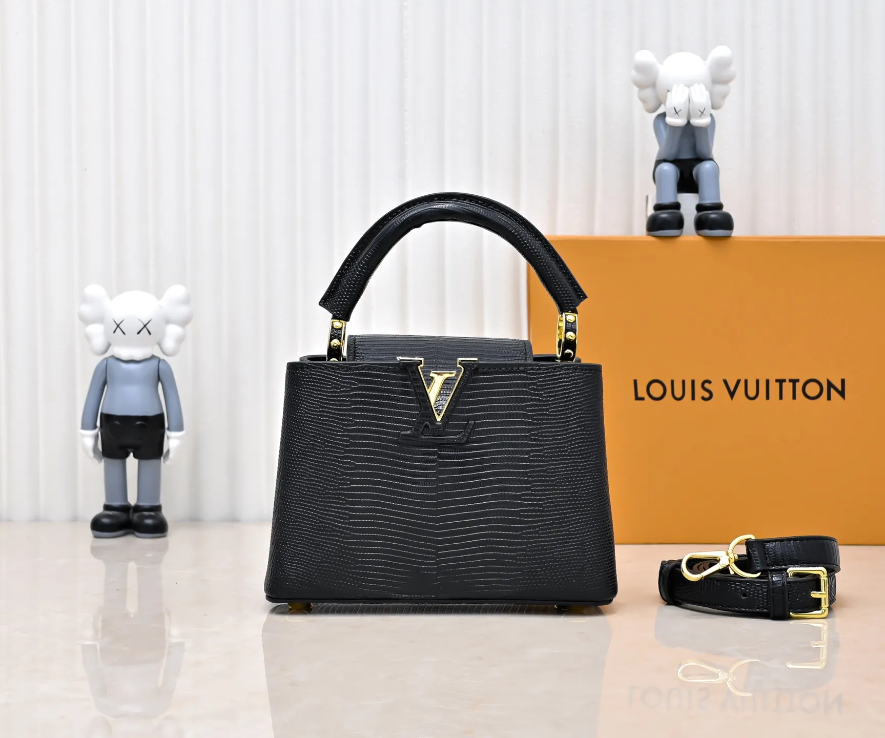 Top original P400 Guangzhou product M99527 black lizard gold buckle This Capucines mini handbag is wrapped in gorgeous lizard leather and lined with fine sheepskin, embellished with dazzling metal parts. The flip cover reads LV letters inside, and a Monogram flower blooms when turned out. Its compact size makes it a dazzling choice for evening occasions. Detailed features 21 x 14 x 8 cm (length x height x width)