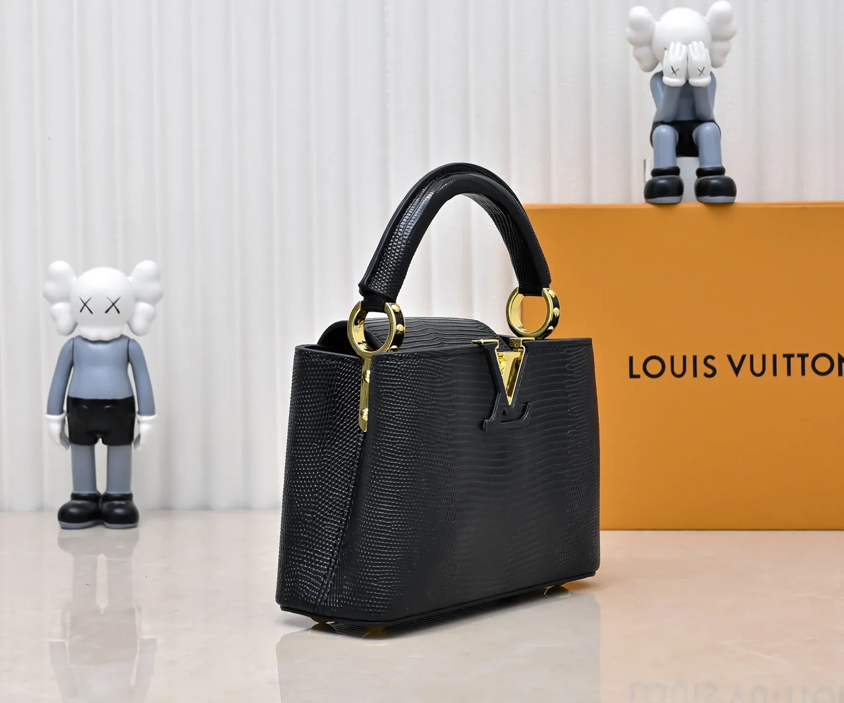 Top original P400 Guangzhou product M99527 black lizard gold buckle This Capucines mini handbag is wrapped in gorgeous lizard leather and lined with fine sheepskin, embellished with dazzling metal parts. The flip cover reads LV letters inside, and a Monogram flower blooms when turned out. Its compact size makes it a dazzling choice for evening occasions. Detailed features 21 x 14 x 8 cm (length x height x width)