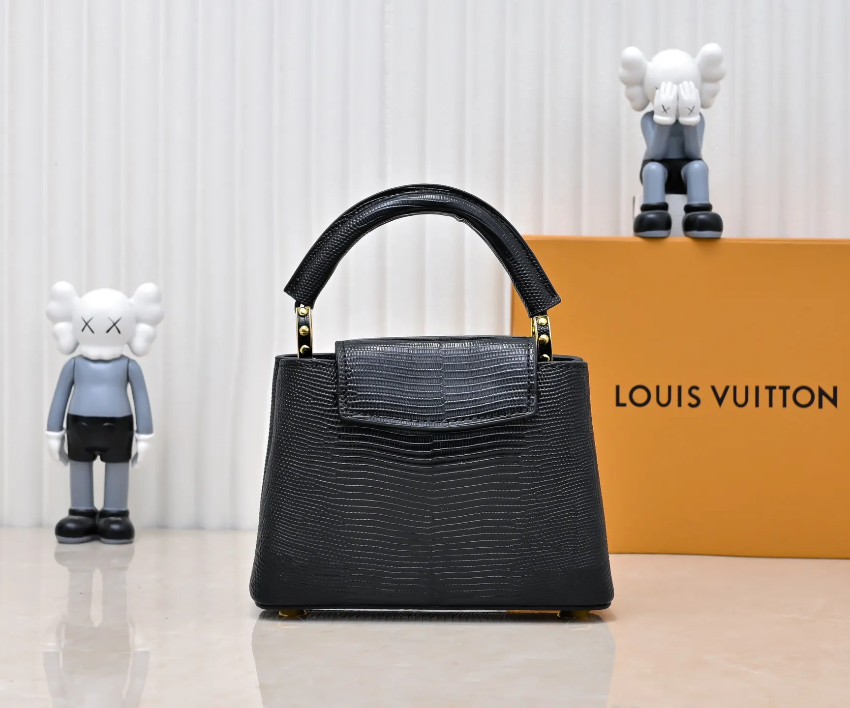 Top original P400 Guangzhou product M99527 black lizard gold buckle This Capucines mini handbag is wrapped in gorgeous lizard leather and lined with fine sheepskin, embellished with dazzling metal parts. The flip cover reads LV letters inside, and a Monogram flower blooms when turned out. Its compact size makes it a dazzling choice for evening occasions. Detailed features 21 x 14 x 8 cm (length x height x width)