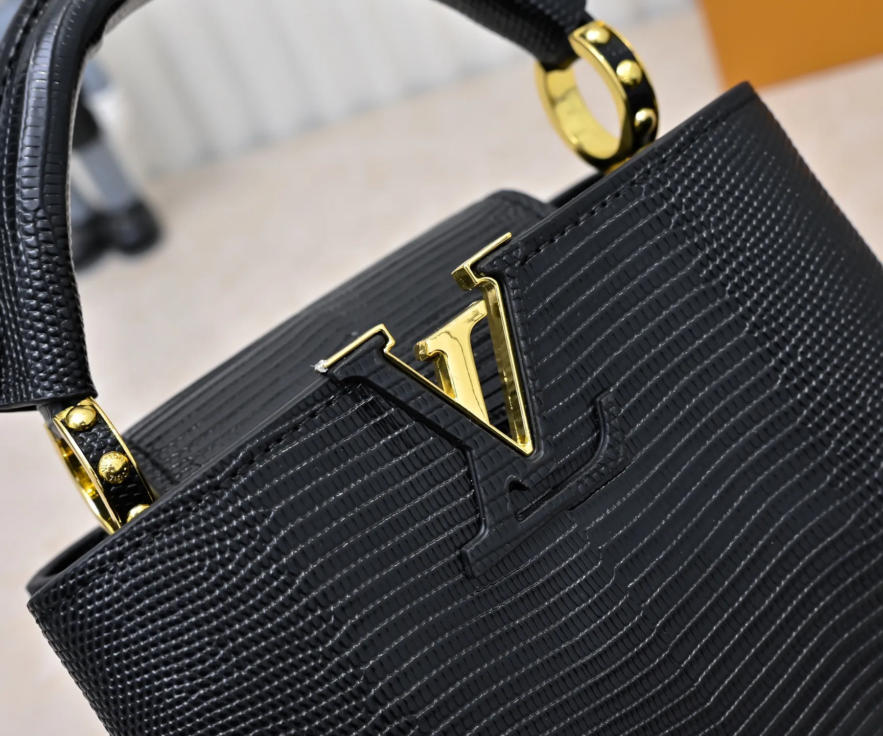 Top original P400 Guangzhou product M99527 black lizard gold buckle This Capucines mini handbag is wrapped in gorgeous lizard leather and lined with fine sheepskin, embellished with dazzling metal parts. The flip cover reads LV letters inside, and a Monogram flower blooms when turned out. Its compact size makes it a dazzling choice for evening occasions. Detailed features 21 x 14 x 8 cm (length x height x width)