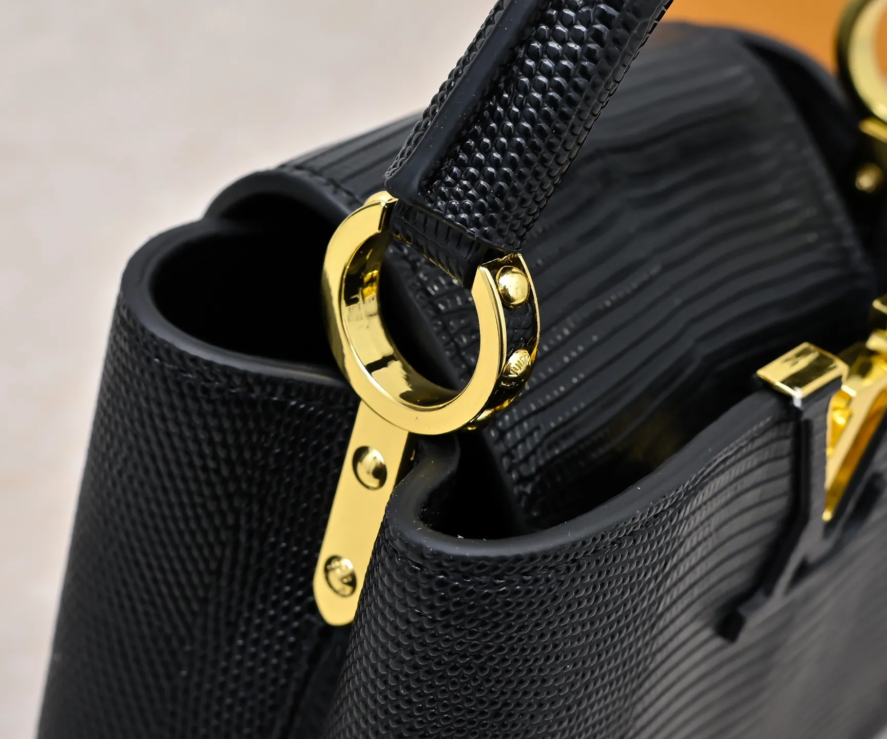 Top original P400 Guangzhou product M99527 black lizard gold buckle This Capucines mini handbag is wrapped in gorgeous lizard leather and lined with fine sheepskin, embellished with dazzling metal parts. The flip cover reads LV letters inside, and a Monogram flower blooms when turned out. Its compact size makes it a dazzling choice for evening occasions. Detailed features 21 x 14 x 8 cm (length x height x width)