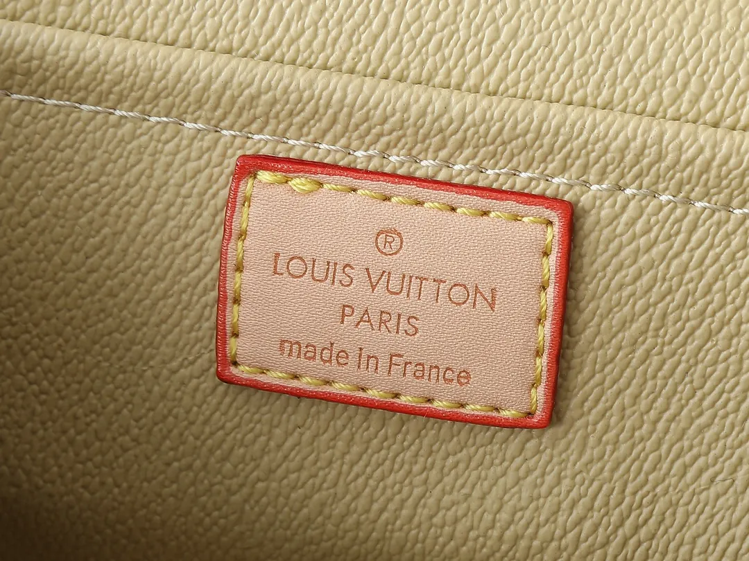 💰240💰Upgraded from the original M14181 M44495 M42265 M44936 M42263 This Nice mini cosmetic bag is made of Monogram coated canvas. The box-shaped outline is condensed with rounded strokes. The Cherry Blossom pattern releases the joyful atmosphere of the Louis Vuitton size：20x13.5x12cm