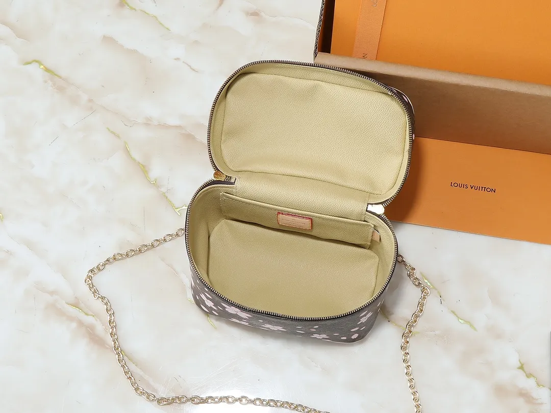 💰240💰Upgraded from the original M14181 M44495 M42265 M44936 M42263 This Nice mini cosmetic bag is made of Monogram coated canvas. The box-shaped outline is condensed with rounded strokes. The Cherry Blossom pattern releases the joyful atmosphere of the Louis Vuitton size：20x13.5x12cm