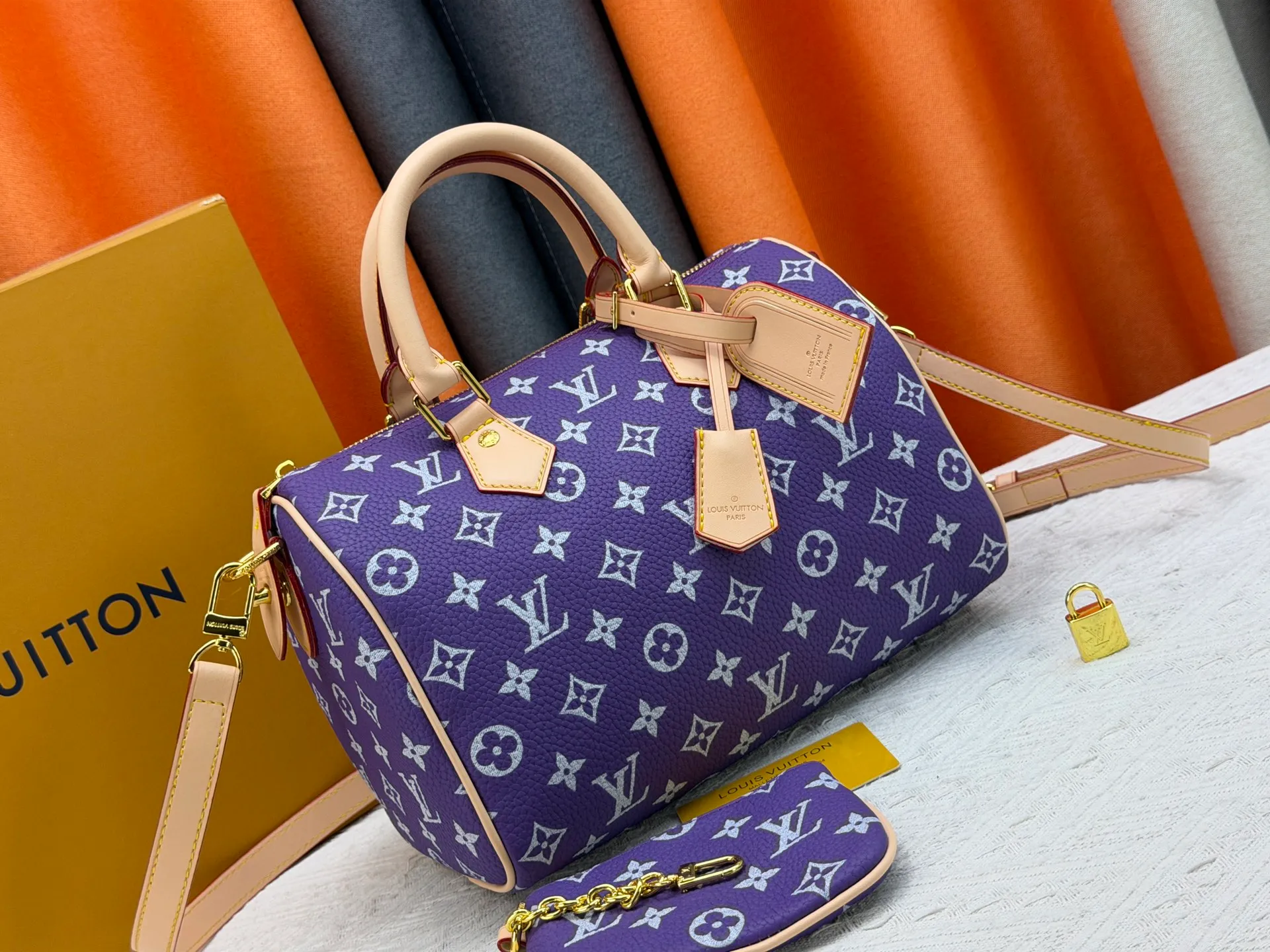 P270 Upgraded original version (pebbled wax leather) M13902 M24423 M24424 M24425 M24426 M24443 M11561 M11562 M13912 Speedy Bandoulière 25 handbag is made of cow leather, showing a unique sun-kissed gradient effect. A perfect everyday choice, the Speedy comes with a removable leather storage bag lined with luxurious sheepskin leather. The double handle design combined with the adjustable and detachable shoulder strap provides a variety of carrying methods to easily cope with different occasions. Dimensions: 25.0 x 15.0 x 15.0 cm (length x height x width)