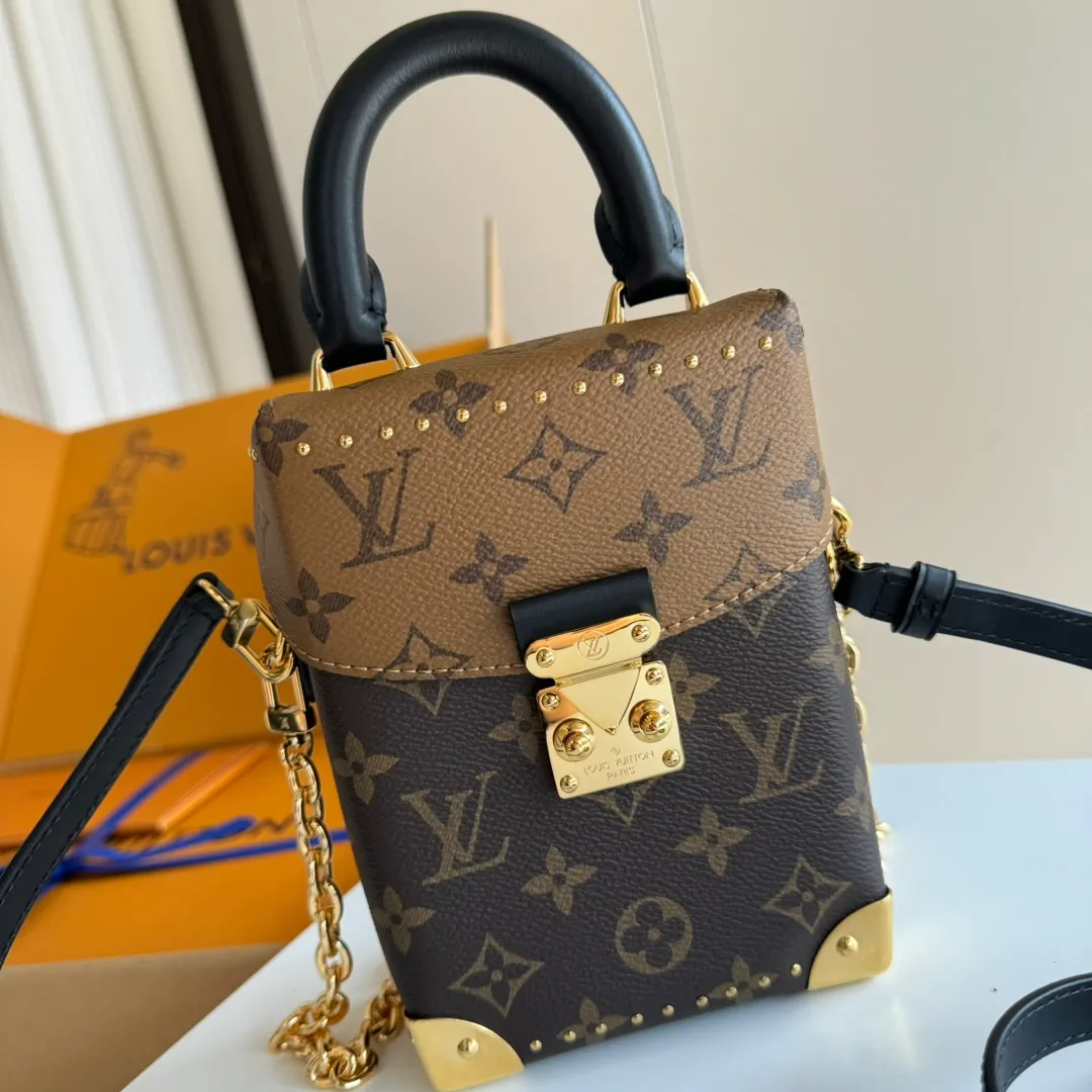 p1960 [Configured with counter MB full set of duty-free packaging] 𝐂𝐀𝐌𝐄𝐑𝐀 𝐁𝐎𝐗 Series M82465 Special grade all-steel duty-free chip version ■ Size: 12.5*17.6*6𝐜𝐦 ■A must-have show item for autumn and winter𝙘𝙖𝙢𝙚𝙧𝙖 𝙗𝙤𝙭 series is simply a hit at first sight! The design of the reverse color-blocked soft box and the small handle make the overall bag look more delicate and compact without losing its elegance! The four-corner hardware also has a solid heavy-duty texture, and comes standard with the original small hard case! I have to say that this is another “King of Popular Styles”. Not only does it look great, but its capacity also meets the daily travel necessities. What’s more, it can be carried multiple times in one pack!