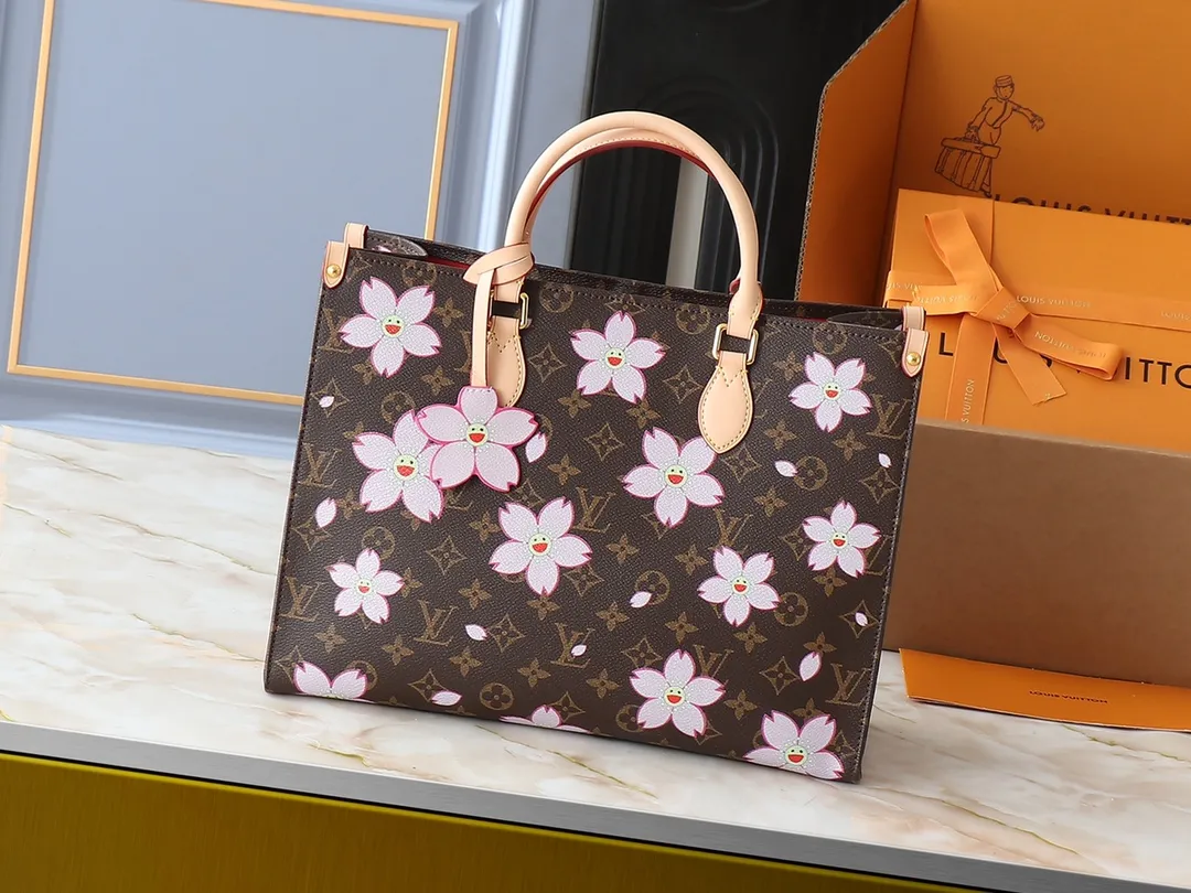 💰260💰Upgraded from the original M13269 M45039 M45321 M44571 Takashi Murakami co-branded with Sakura. This Onthego medium handbag uses classic Monogram canvas and Monogram Reverse canvas on both sides to present completely different styles. Toron's dual handles and shoulder strap allow for a variety of carrying options. Dimensions: 34.0 x 26.0 x 13.0 cm (length x height x width)