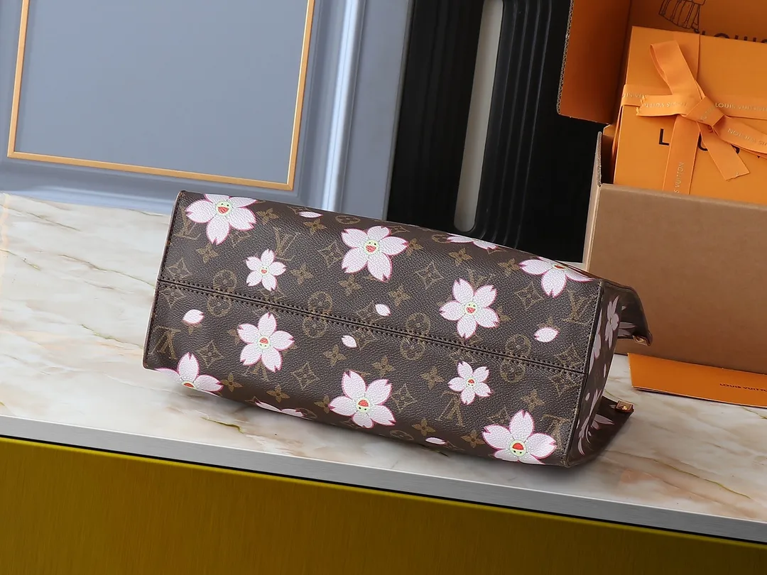 💰260💰Upgraded from the original M13269 M45039 M45321 M44571 Takashi Murakami co-branded with Sakura. This Onthego medium handbag uses classic Monogram canvas and Monogram Reverse canvas on both sides to present completely different styles. Toron's dual handles and shoulder strap allow for a variety of carrying options. Dimensions: 34.0 x 26.0 x 13.0 cm (length x height x width)