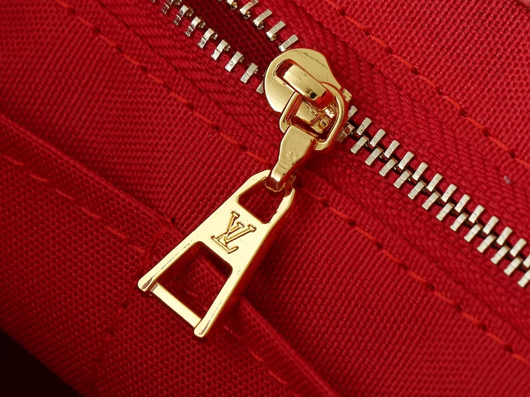 💰260💰Upgraded from the original M13269 M45039 M45321 M44571 Takashi Murakami co-branded with Sakura. This Onthego medium handbag uses classic Monogram canvas and Monogram Reverse canvas on both sides to present completely different styles. Toron's dual handles and shoulder strap allow for a variety of carrying options. Dimensions: 34.0 x 26.0 x 13.0 cm (length x height x width)