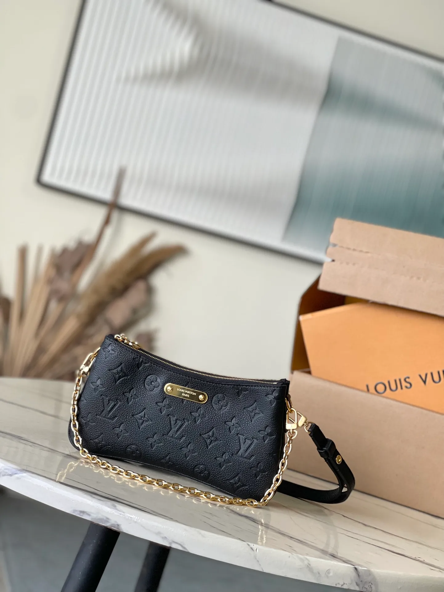 💰1000 (top layer leather) top quality original M83301 black Monogram Empreinte leather Liv pochette that fits snugly on the arm. It comes with a removable gold-tone chain and a removable, adjustable double strap and is crafted from signature natural cowhide leather. A secure double zip closure and engraved gold plaque complete this stylish piece. size：24x13x6.5cm