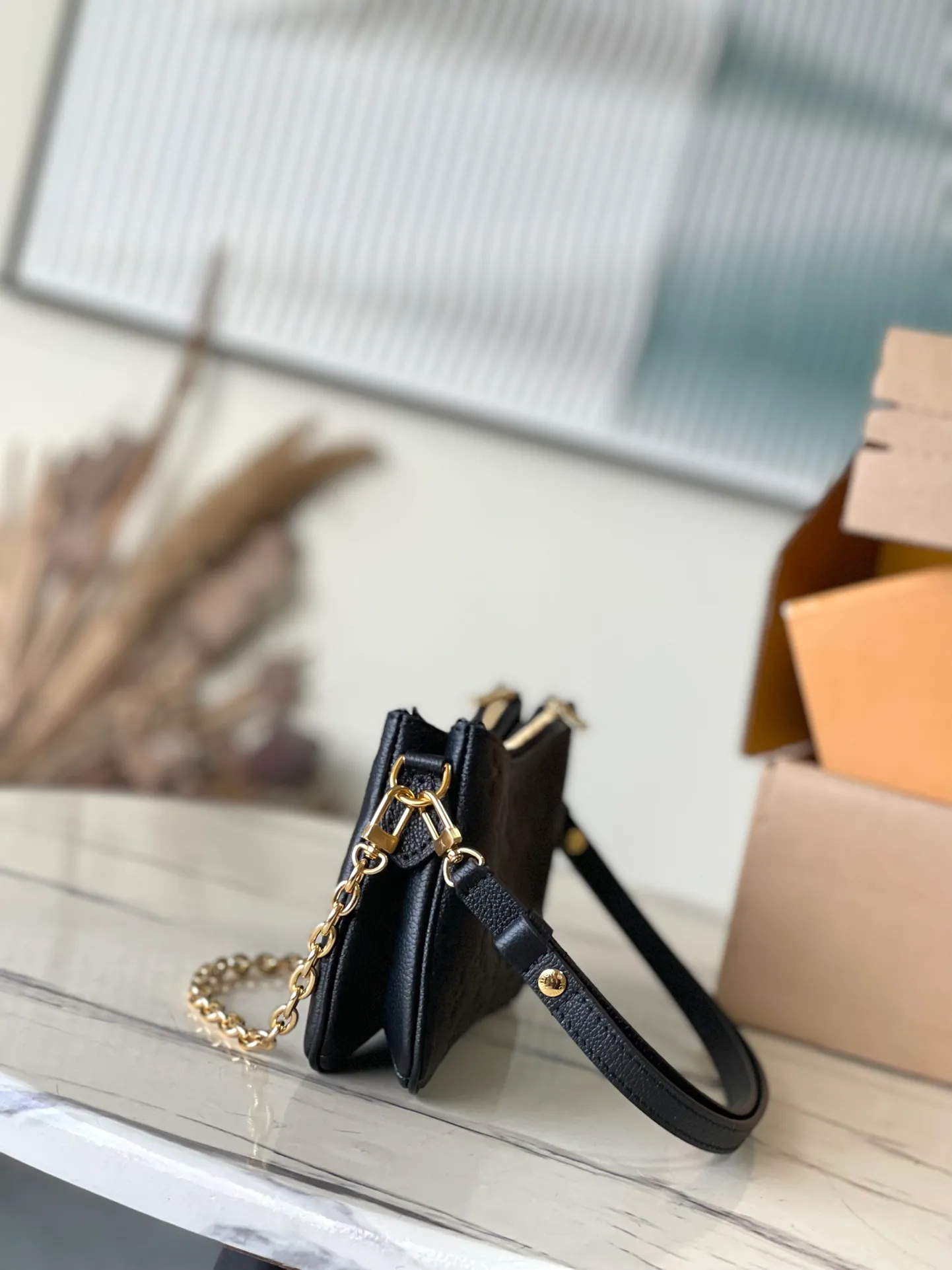 💰1000 (top layer leather) top quality original M83301 black Monogram Empreinte leather Liv pochette that fits snugly on the arm. It comes with a removable gold-tone chain and a removable, adjustable double strap and is crafted from signature natural cowhide leather. A secure double zip closure and engraved gold plaque complete this stylish piece. size：24x13x6.5cm