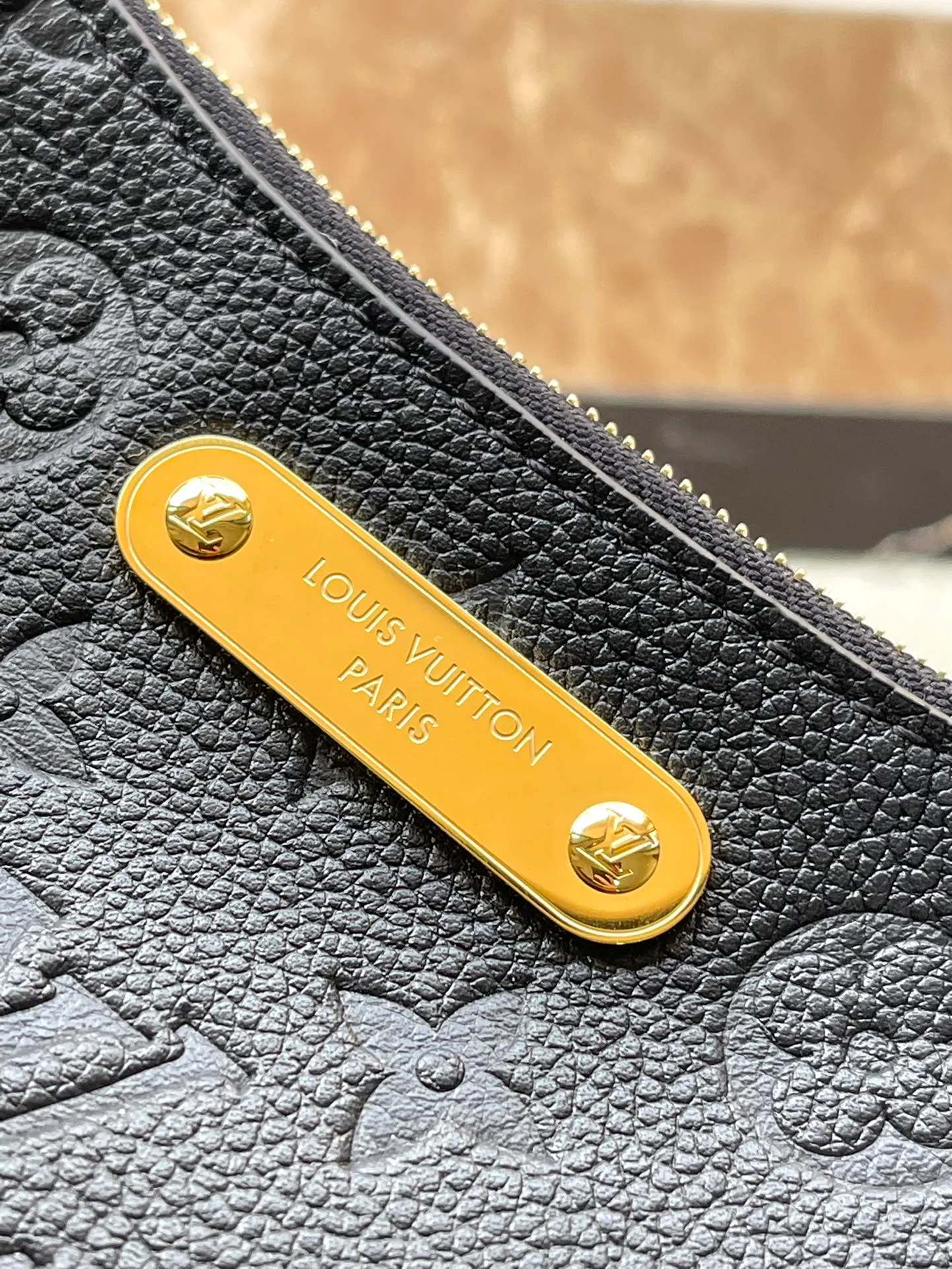 💰1000 (top layer leather) top quality original M83301 black Monogram Empreinte leather Liv pochette that fits snugly on the arm. It comes with a removable gold-tone chain and a removable, adjustable double strap and is crafted from signature natural cowhide leather. A secure double zip closure and engraved gold plaque complete this stylish piece. size：24x13x6.5cm