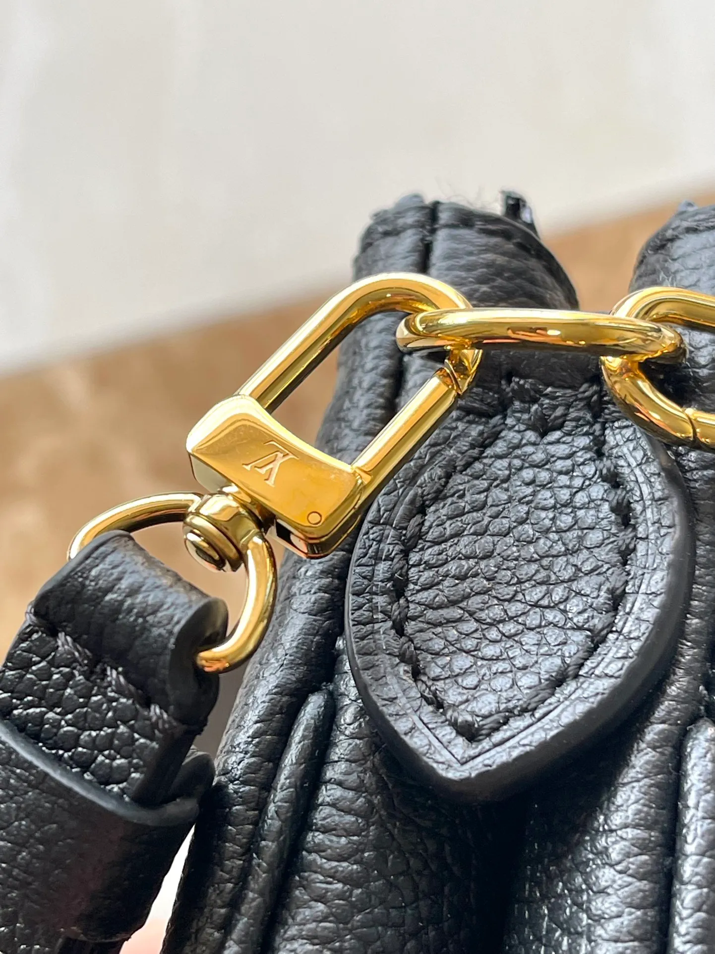 💰1000 (top layer leather) top quality original M83301 black Monogram Empreinte leather Liv pochette that fits snugly on the arm. It comes with a removable gold-tone chain and a removable, adjustable double strap and is crafted from signature natural cowhide leather. A secure double zip closure and engraved gold plaque complete this stylish piece. size：24x13x6.5cm