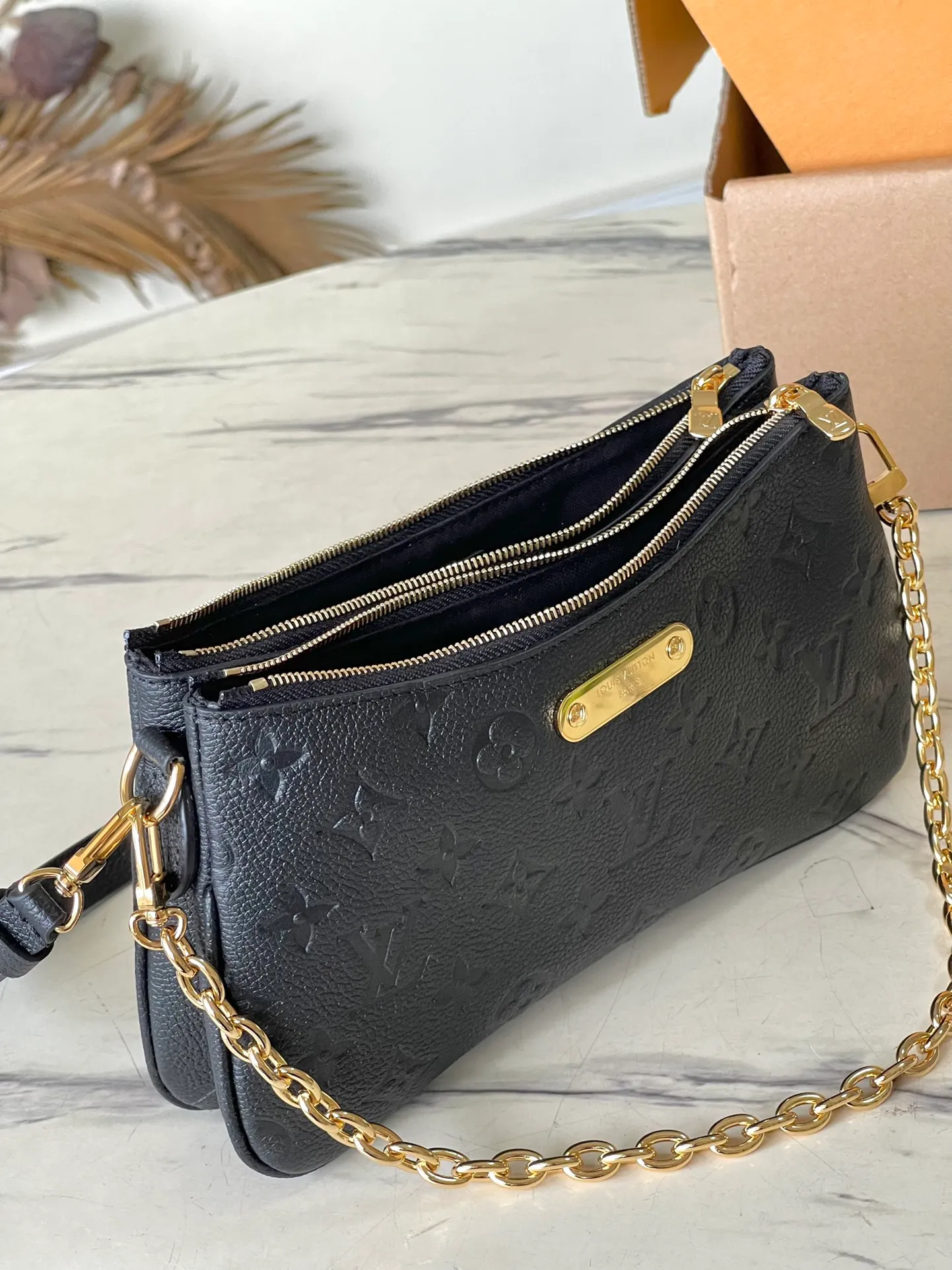 💰1000 (top layer leather) top quality original M83301 black Monogram Empreinte leather Liv pochette that fits snugly on the arm. It comes with a removable gold-tone chain and a removable, adjustable double strap and is crafted from signature natural cowhide leather. A secure double zip closure and engraved gold plaque complete this stylish piece. size：24x13x6.5cm