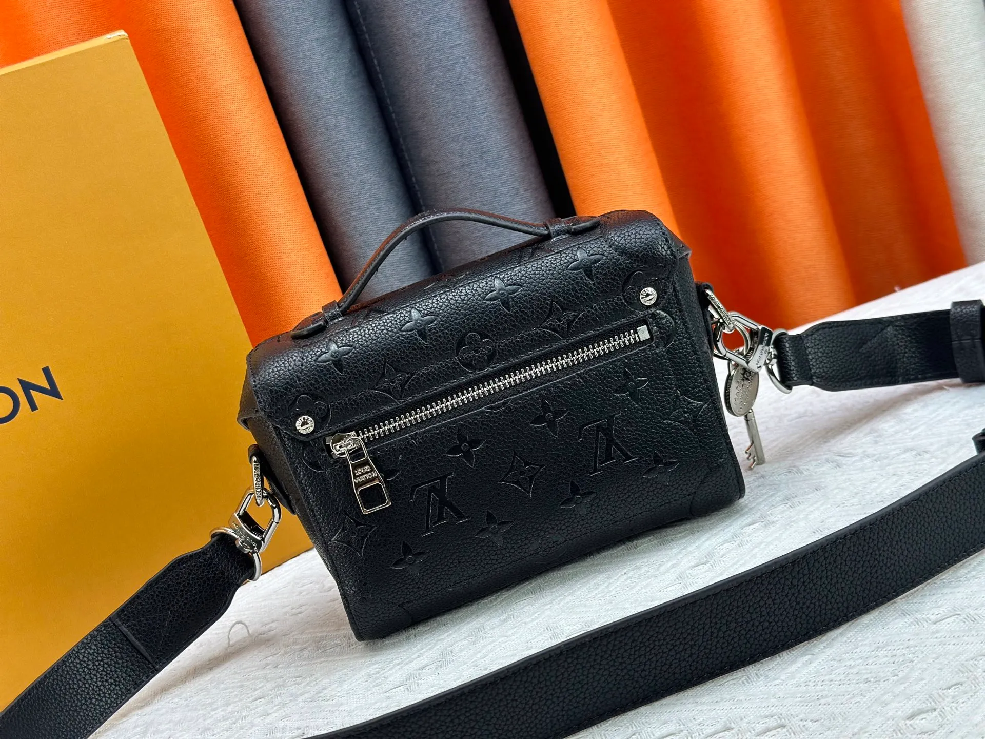 P320 Upgraded Original M13871 Embossed Black M11743 Black Flower M11516 Black M11535 Presbyopic M12686 This Soul Trunk handbag is crafted by Pharrell Williams and is made of flexible LV Colorado cow leather with a grained texture. The Tumbler's magnetic clasp, rivets and top handles harken back to classic hard case elements, while a removable and adjustable shoulder strap completes the sophisticated details. Size: 19x15x7cm