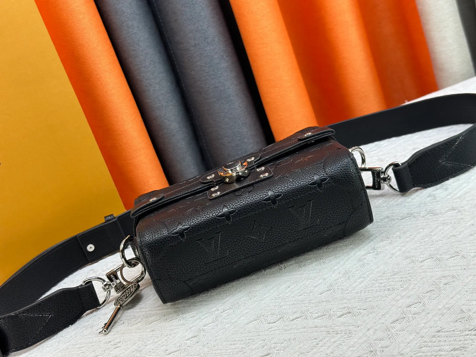 P320 Upgraded Original M13871 Embossed Black M11743 Black Flower M11516 Black M11535 Presbyopic M12686 This Soul Trunk handbag is crafted by Pharrell Williams and is made of flexible LV Colorado cow leather with a grained texture. The Tumbler's magnetic clasp, rivets and top handles harken back to classic hard case elements, while a removable and adjustable shoulder strap completes the sophisticated details. Size: 19x15x7cm