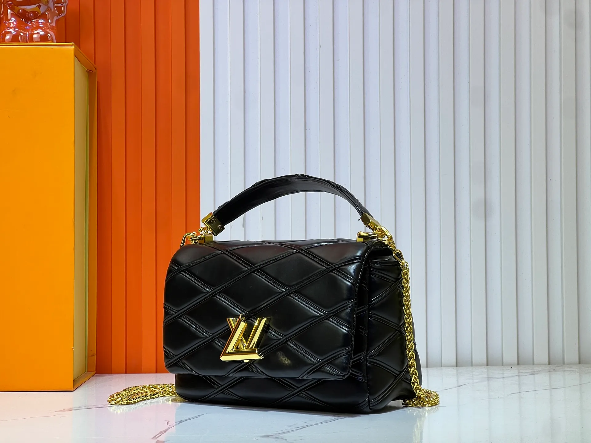 Batch 320💰M23689 M22891 Nicolas Ghesquière devoted new craftsmanship exploration to the GO-14 medium handbag, hand-painting the baked effect on the quilted sheepskin leather, showing an avant-garde style. The LV Twist twist lock highlights the brand's style, and the top handle and adjustable chain are detachable, allowing for a variety of carrying methods. Size: 23X16X10