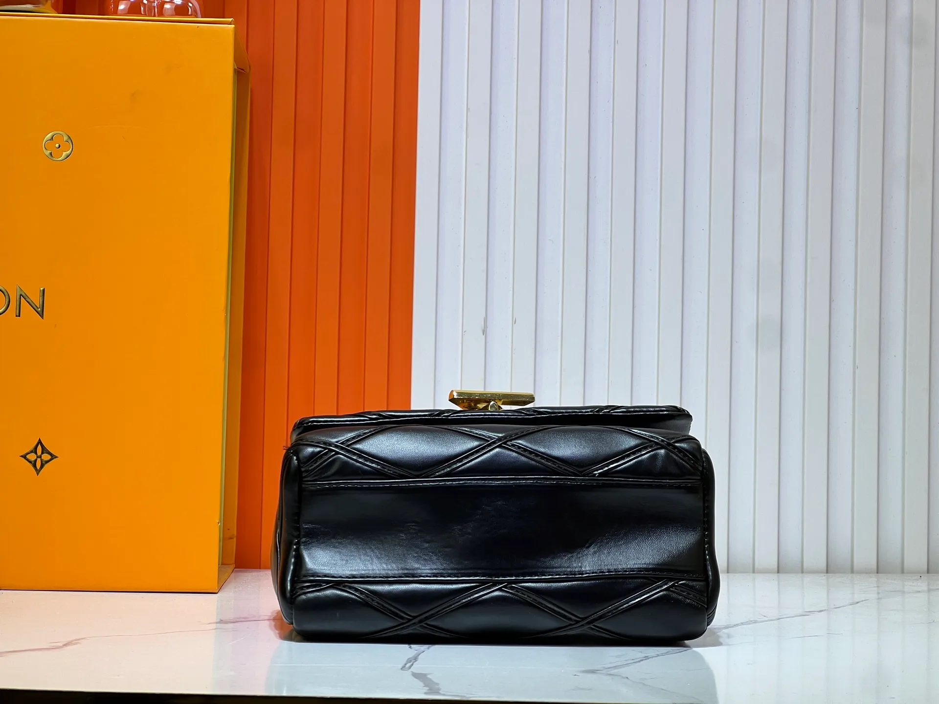 Batch 320💰M23689 M22891 Nicolas Ghesquière devoted new craftsmanship exploration to the GO-14 medium handbag, hand-painting the baked effect on the quilted sheepskin leather, showing an avant-garde style. The LV Twist twist lock highlights the brand's style, and the top handle and adjustable chain are detachable, allowing for a variety of carrying methods. Size: 23X16X10