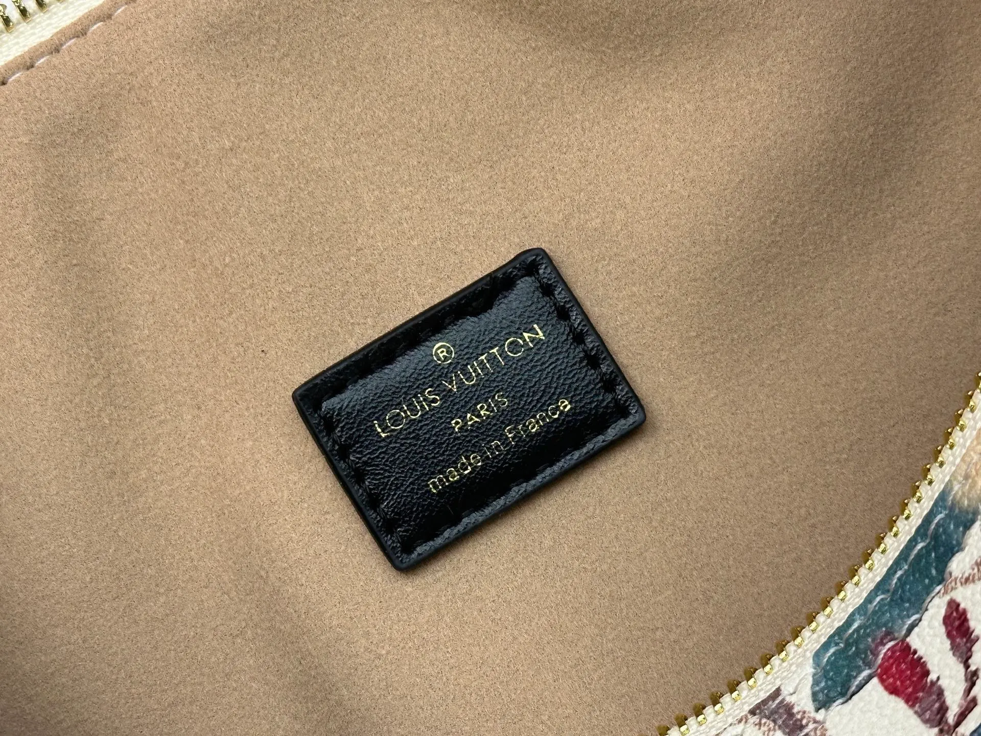 P320 M18076 M15159 M25766 M13344 Catwalk model This Speedy Soft 30 is from the LV Travels With Grace Coddlington series. It is made of rich-toned cow leather with gold hardware and interesting embossed shapes. Removable name tag features Grace Coddington's handwriting. Size: 30X21X17 cm