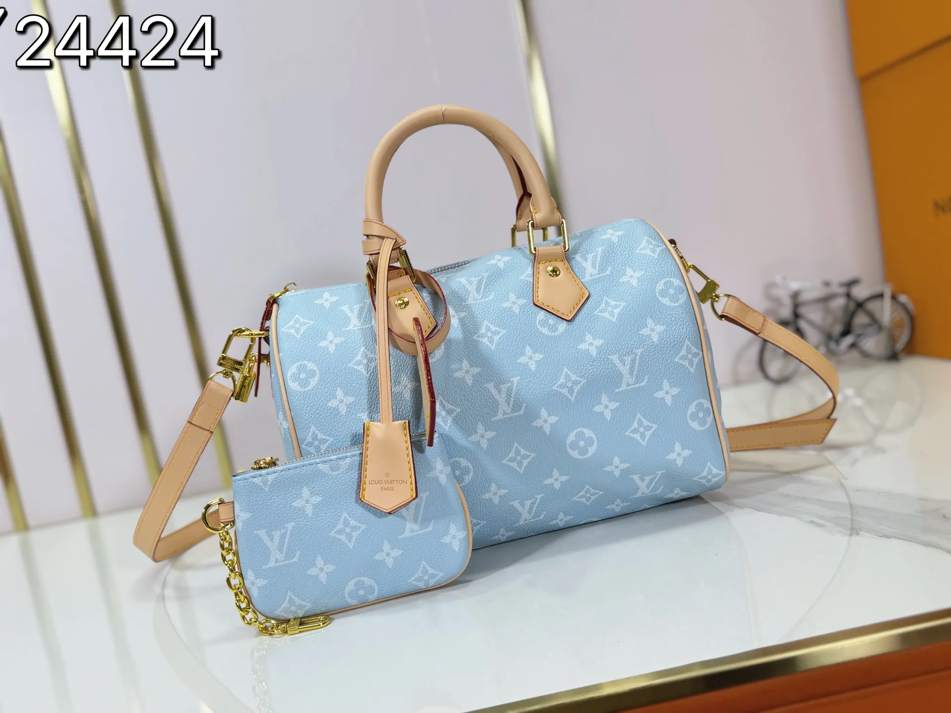 P280 Upgraded original M24424 M24425 M24426 M24423 M24443 M This Speedy Bandoulière 25 Monogram Leather handbag is made of soft cow leather and uses Monogram pattern to reproduce the elegant look and feel of canvas printing. Dazzling metal hardware, sheepskin lining and nameplate all reflect Creative Director Pharrell Williams' relentless attention to detail. Dimensions: 25.0 x 15.0 x 15.0 cm (length x height x width)