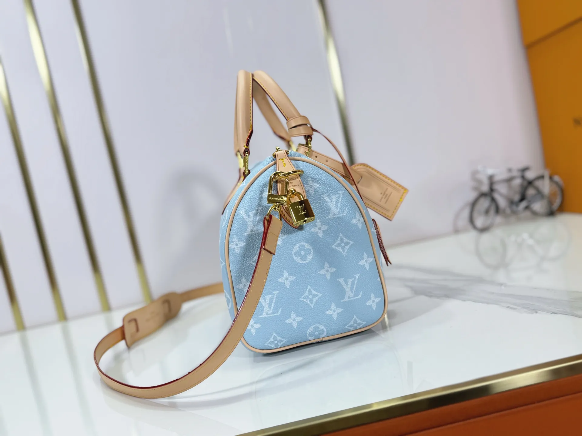 P280 Upgraded original M24424 M24425 M24426 M24423 M24443 M This Speedy Bandoulière 25 Monogram Leather handbag is made of soft cow leather and uses Monogram pattern to reproduce the elegant look and feel of canvas printing. Dazzling metal hardware, sheepskin lining and nameplate all reflect Creative Director Pharrell Williams' relentless attention to detail. Dimensions: 25.0 x 15.0 x 15.0 cm (length x height x width)