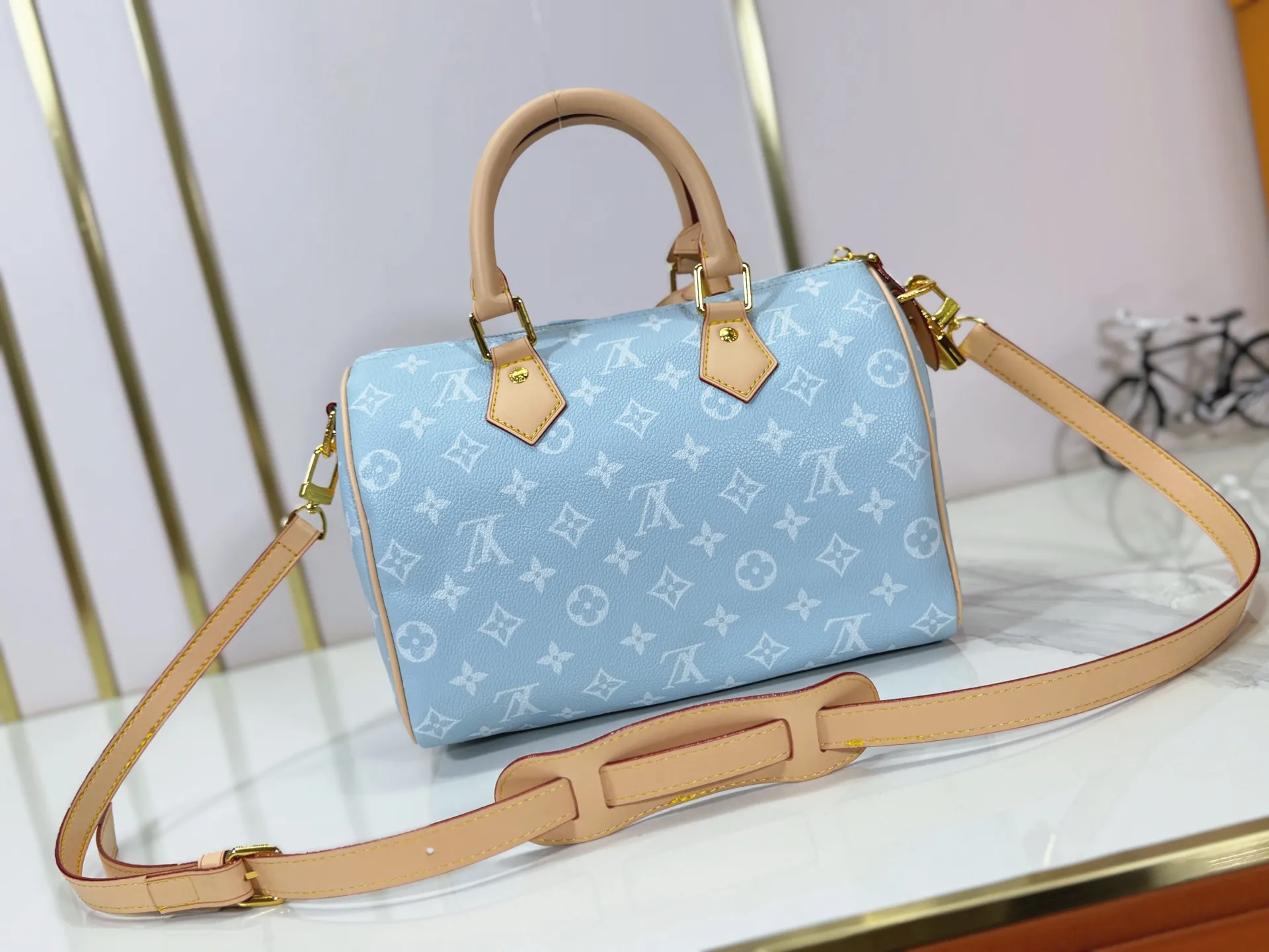P280 Upgraded original M24424 M24425 M24426 M24423 M24443 M This Speedy Bandoulière 25 Monogram Leather handbag is made of soft cow leather and uses Monogram pattern to reproduce the elegant look and feel of canvas printing. Dazzling metal hardware, sheepskin lining and nameplate all reflect Creative Director Pharrell Williams' relentless attention to detail. Dimensions: 25.0 x 15.0 x 15.0 cm (length x height x width)