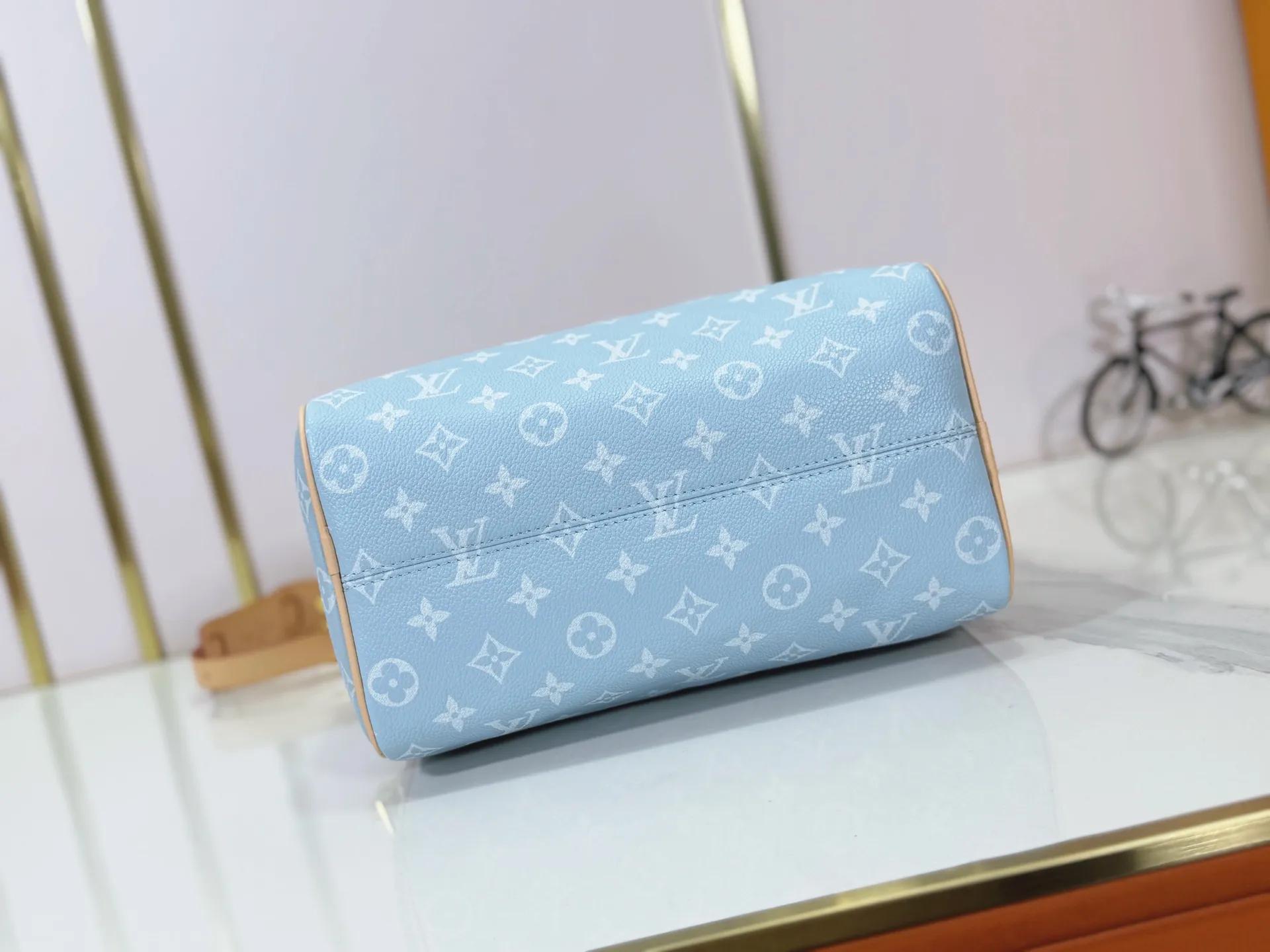 P280 Upgraded original M24424 M24425 M24426 M24423 M24443 M This Speedy Bandoulière 25 Monogram Leather handbag is made of soft cow leather and uses Monogram pattern to reproduce the elegant look and feel of canvas printing. Dazzling metal hardware, sheepskin lining and nameplate all reflect Creative Director Pharrell Williams' relentless attention to detail. Dimensions: 25.0 x 15.0 x 15.0 cm (length x height x width)