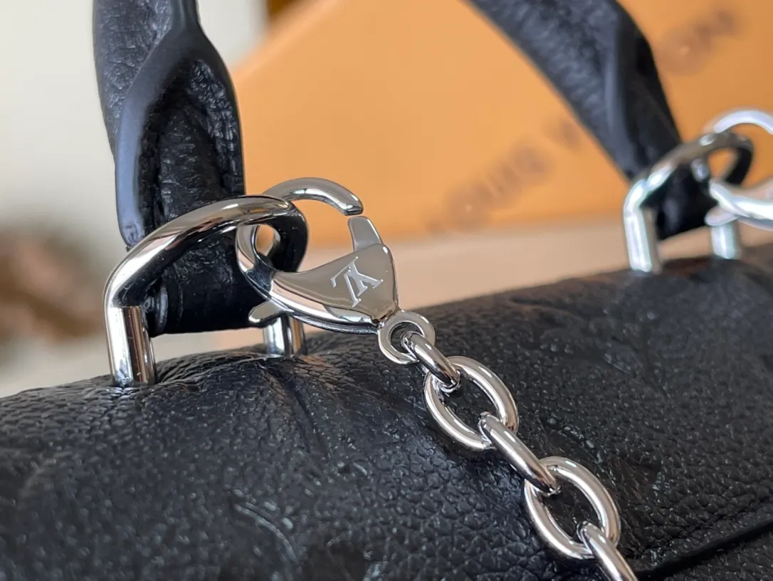 💰1040 (top layer leather) top original order M12144 This Nano Madeleine handbag is made of Monogram Empreinte leather as a pocket version of the Madeleine handbag, with a classic S-lock lock and a detachable chain embellished with the LVCircle logo. Plenty of space to accommodate daily needs, suitable for hand-held, shoulder or cross-body wear. Dimensions: 21 × 12.5 × 6 cm