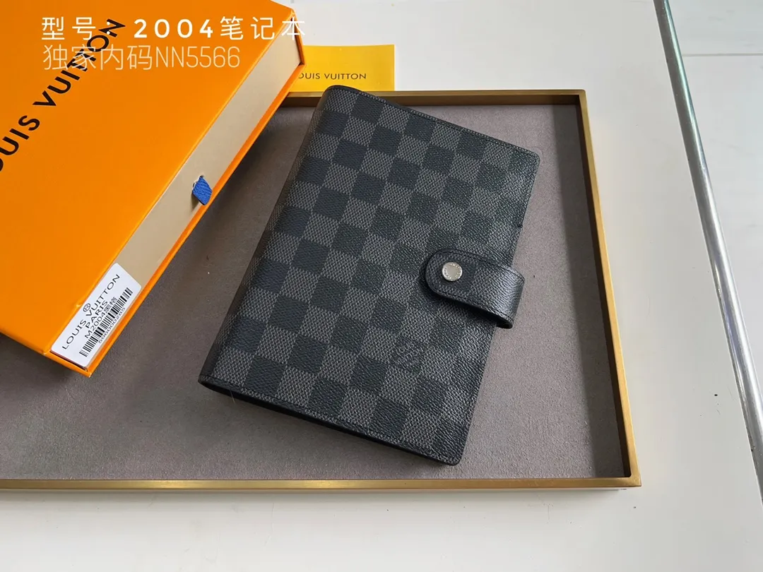 💰140 Top Original 💎 Latest Date 📅 Notepad This small notepad cover is made of Monogram canvas and can hold three credit cards. It can also be used as an address book, notebook or calendar. Epi leather is delicately embossed with LV initials and is lined with intertwined textured leather - Push-button closure - Six-ring binder with three rings in a set, six credit card slots and two internal compartments - Notepad insert available separately. Model: 2004 Size: 14x18cm