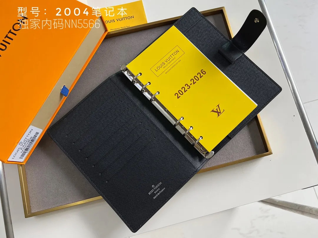 💰140 Top Original 💎 Latest Date 📅 Notepad This small notepad cover is made of Monogram canvas and can hold three credit cards. It can also be used as an address book, notebook or calendar. Epi leather is delicately embossed with LV initials and is lined with intertwined textured leather - Push-button closure - Six-ring binder with three rings in a set, six credit card slots and two internal compartments - Notepad insert available separately. Model: 2004 Size: 14x18cm