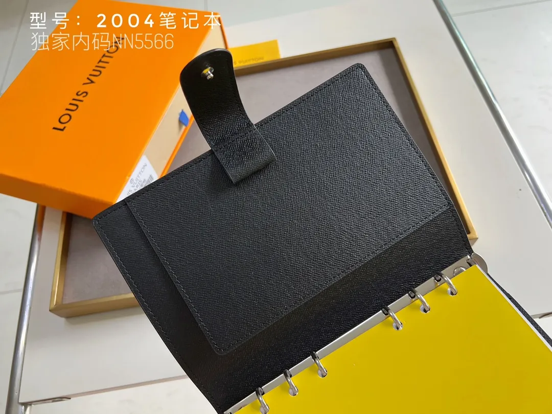 💰140 Top Original 💎 Latest Date 📅 Notepad This small notepad cover is made of Monogram canvas and can hold three credit cards. It can also be used as an address book, notebook or calendar. Epi leather is delicately embossed with LV initials and is lined with intertwined textured leather - Push-button closure - Six-ring binder with three rings in a set, six credit card slots and two internal compartments - Notepad insert available separately. Model: 2004 Size: 14x18cm