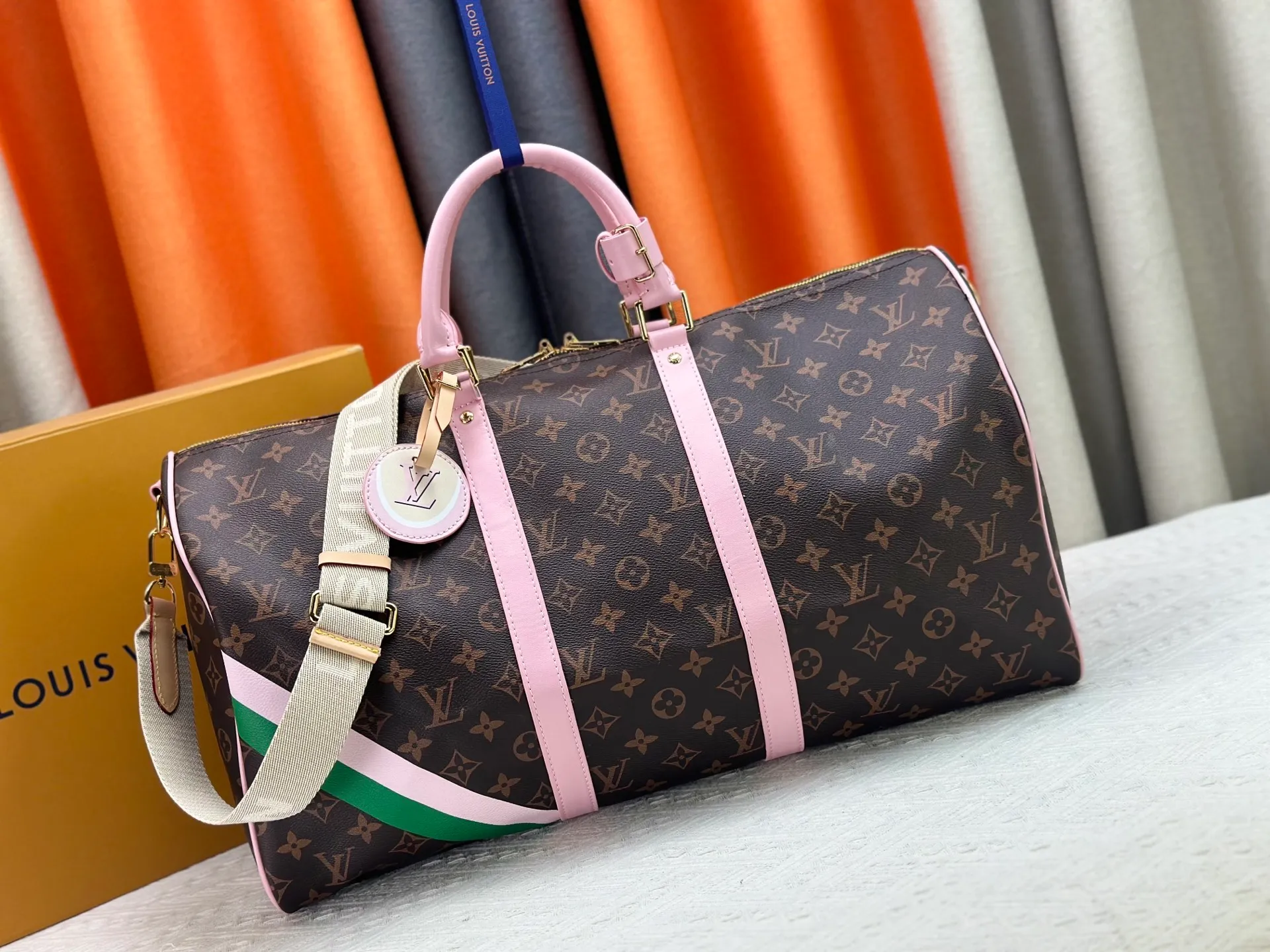 P420 with discolored leather, good quality from Guangzhou, model number M25822 old pollen, 41416 This Keepall Bandoulière45 travel bag is from the tennis series. It is a Monogram canvas bag decorated with colorful stripes and LV tennis-shaped decorations, with bright leather details. The carry-on size includes plenty of space, and the detachable shoulder strap makes it easy to carry on the shoulder or cross-body. Dimensions: 45x27x20cm (lengthxheightxwidth)