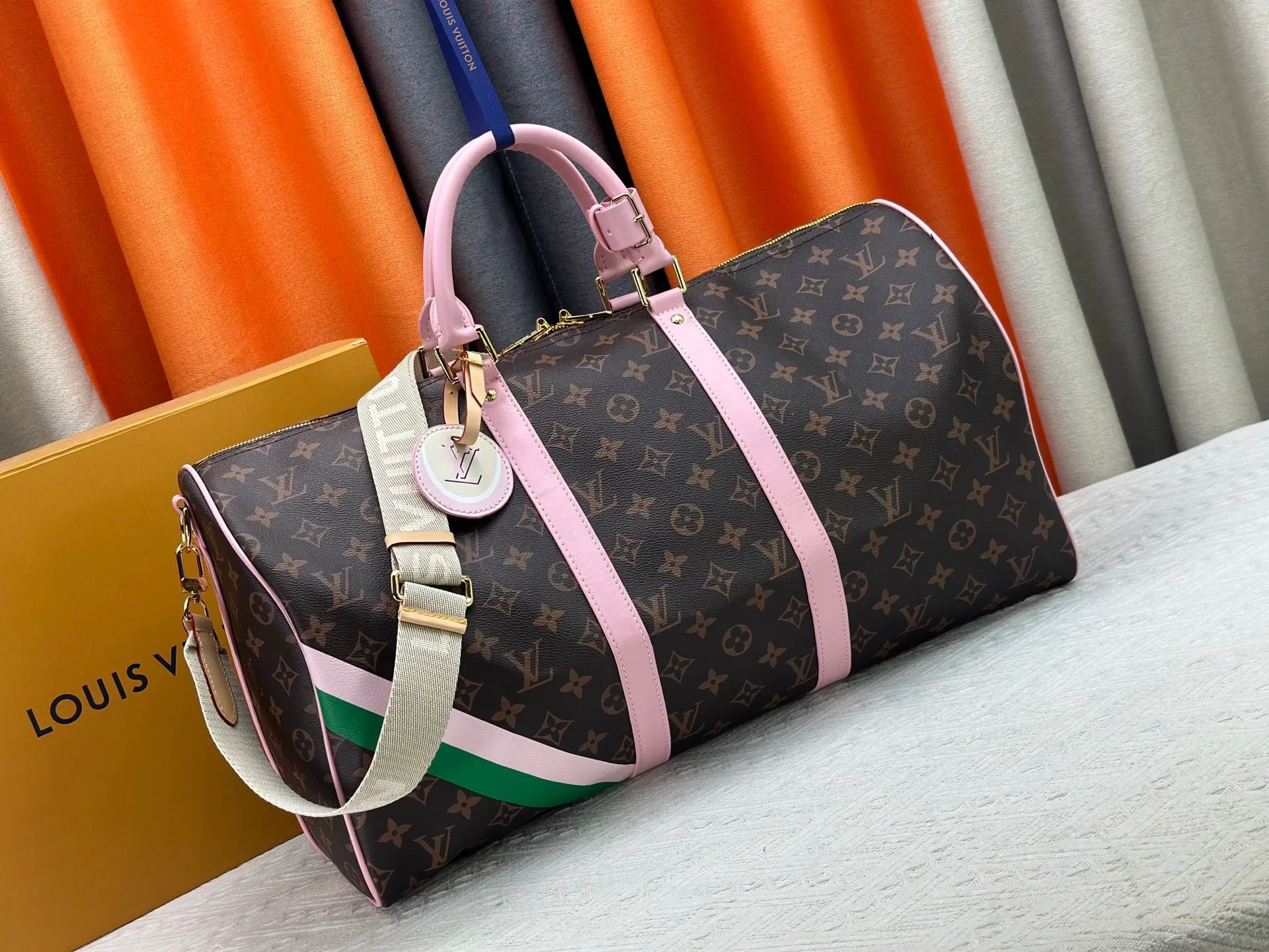 P420 with discolored leather, good quality from Guangzhou, model number M25822 old pollen, 41416 This Keepall Bandoulière45 travel bag is from the tennis series. It is a Monogram canvas bag decorated with colorful stripes and LV tennis-shaped decorations, with bright leather details. The carry-on size includes plenty of space, and the detachable shoulder strap makes it easy to carry on the shoulder or cross-body. Dimensions: 45x27x20cm (lengthxheightxwidth)