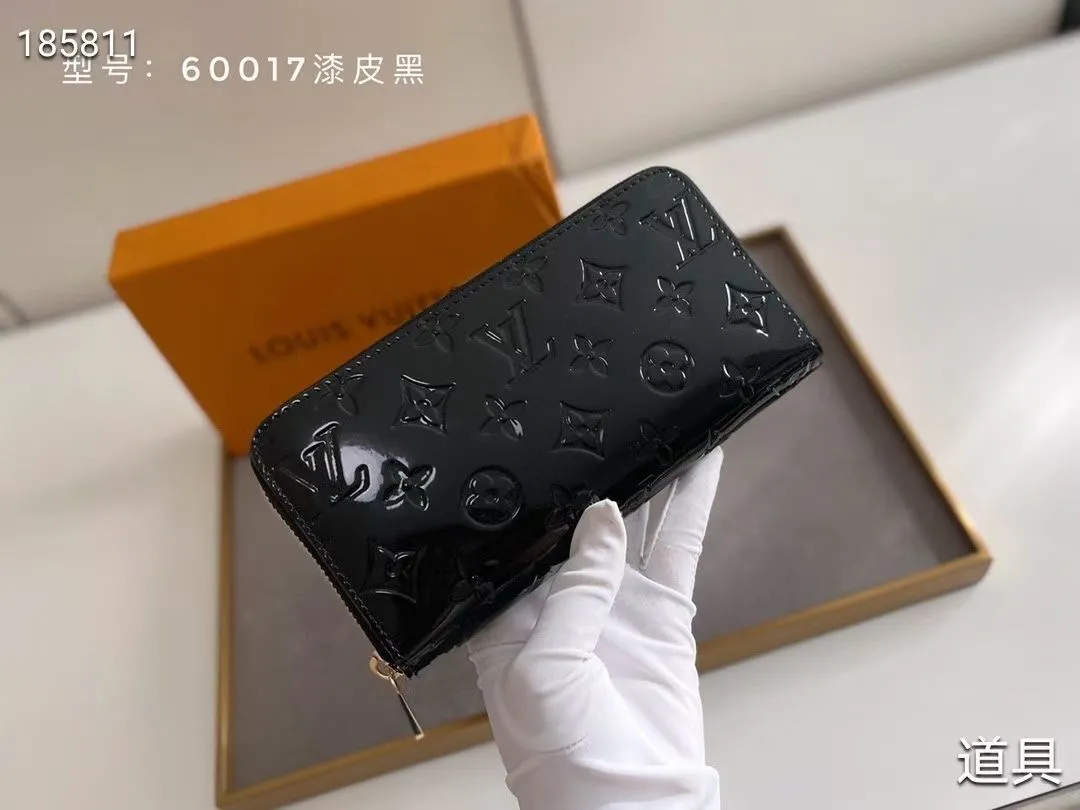 P140💰#Patent leather glossy embossed This classic LV Zippy zipper wallet is exquisite and soft, with spacious capacity and exquisite gold accessories, showing elegance in a low-key manner. Embossed calfskin with smooth leather trim, 8 credit card slots, zipped coin compartment, 3 large compartments for documents and passports, 2 flat pockets. Model: M60017 patent leather Size: 19x10 Coding: nn96/195175/59