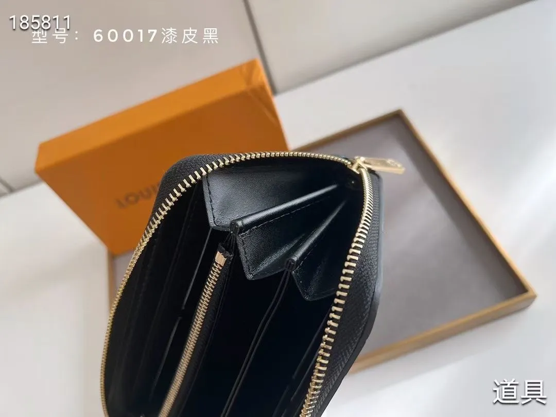 P140💰#Patent leather glossy embossed This classic LV Zippy zipper wallet is exquisite and soft, with spacious capacity and exquisite gold accessories, showing elegance in a low-key manner. Embossed calfskin with smooth leather trim, 8 credit card slots, zipped coin compartment, 3 large compartments for documents and passports, 2 flat pockets. Model: M60017 patent leather Size: 19x10 Coding: nn96/195175/59