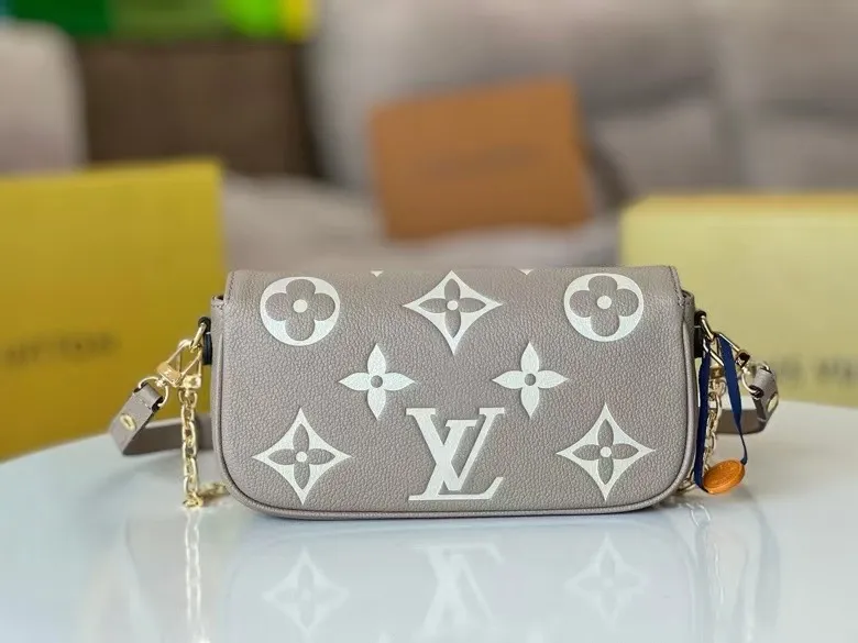 P200💰🥰Original quality💞All steel hardware💋Model M82154 black, M82210 white, M82211 khaki, LVYY armpit bag, this Wallet on Chain Ivy handbag is made of Monogram Empreinte grain leather, with a large Monogram pattern embossed on it. Carry it by hand or use the chain as a short shoulder strap, or attach the adjustable leather strap for a relaxed cross-body look. Suitable for day and night occasions. 23.5 x 12 x 4.3 cm (length x height x width)
