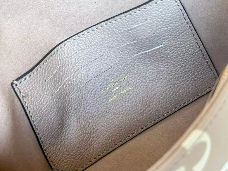 P200💰🥰Original quality💞All steel hardware💋Model M82154 black, M82210 white, M82211 khaki, LVYY armpit bag, this Wallet on Chain Ivy handbag is made of Monogram Empreinte grain leather, with a large Monogram pattern embossed on it. Carry it by hand or use the chain as a short shoulder strap, or attach the adjustable leather strap for a relaxed cross-body look. Suitable for day and night occasions. 23.5 x 12 x 4.3 cm (length x height x width)