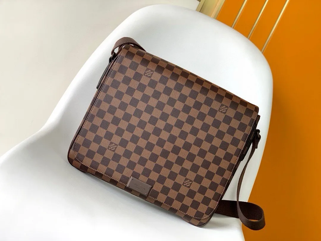 💰800 Top Original District Medium Handbag's large capacity N41212 brown grid and black grid multi-pocket design allows it to hold A4 size documents, iPads and other items, making it an ideal choice for urban men. The gorgeous Damier Ebène canvas is the icing on the cake💠Size 33*27*9cm600 (length, width and height)