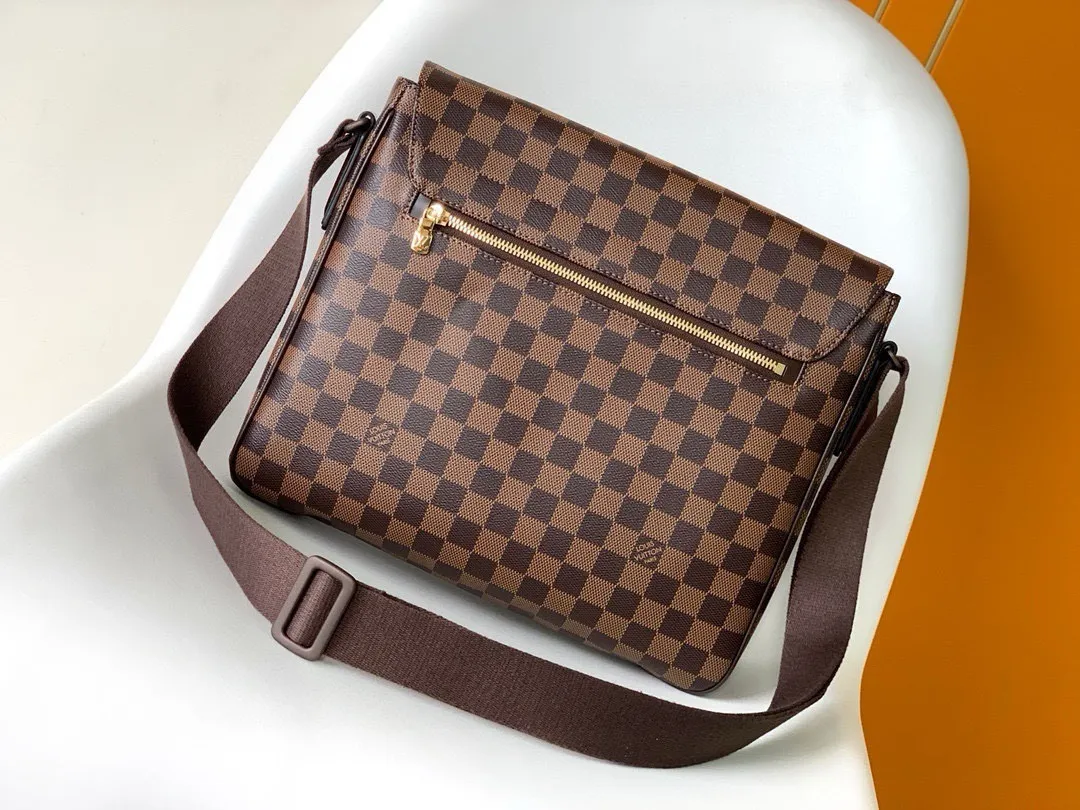 💰800 Top Original District Medium Handbag's large capacity N41212 brown grid and black grid multi-pocket design allows it to hold A4 size documents, iPads and other items, making it an ideal choice for urban men. The gorgeous Damier Ebène canvas is the icing on the cake💠Size 33*27*9cm600 (length, width and height)