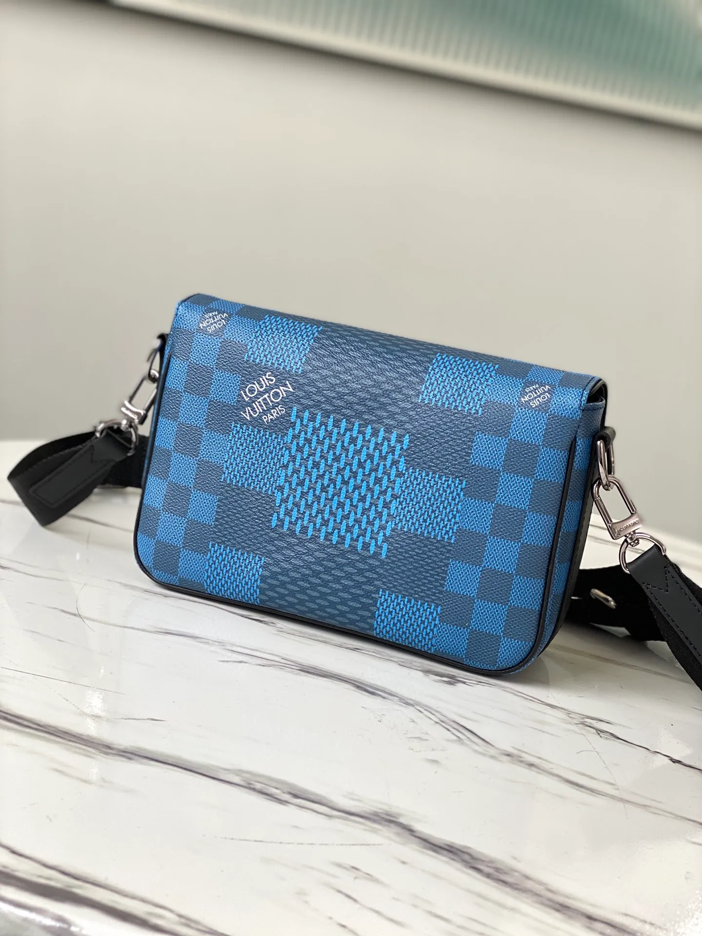 💰840 Top Original N50026 Blue This Studio messenger bag is made of Damier Graphite 3D canvas, telling the modern renewal of the brand's legendary plaid. The neat structure includes ample functional space, and the detachable shoulder strap is subtly embellished with the brand logo, defining a trendy new way to store travel items. Dimensions: 23.5 x 14 x 5 cm
