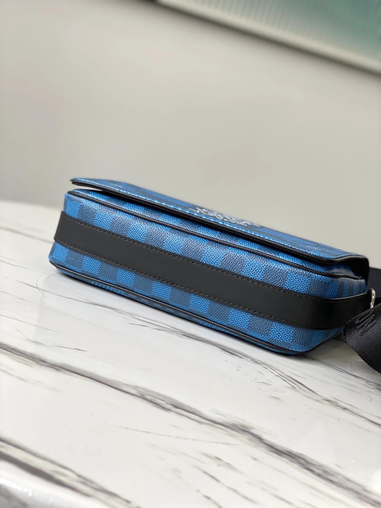 💰840 Top Original N50026 Blue This Studio messenger bag is made of Damier Graphite 3D canvas, telling the modern renewal of the brand's legendary plaid. The neat structure includes ample functional space, and the detachable shoulder strap is subtly embellished with the brand logo, defining a trendy new way to store travel items. Dimensions: 23.5 x 14 x 5 cm