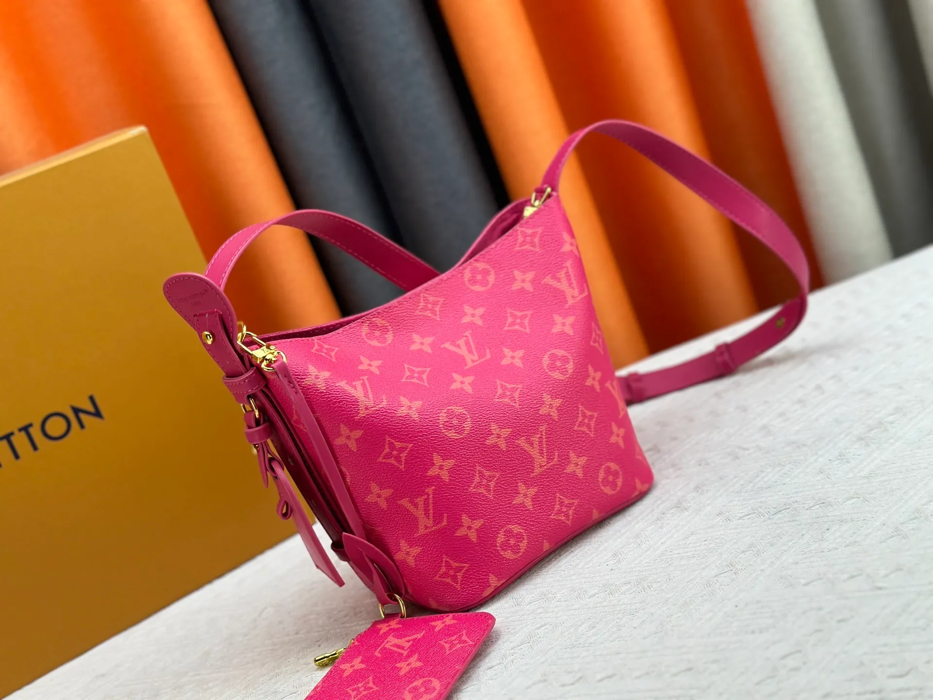 P220 upgraded original M12925 M12926 M13480 M13044 M14356 M13045 M13089 This All In BB handbag is made of Monogram cow leather with shiny metal parts, and the iconic padlock and nameplate highlight the classic style. The adjustable shoulder strap continues the brand's trunk-making heritage, and the leather shoulder strap adds cross-body and shoulder carry options. The foldable design enables the silhouette to be retracted and retracted freely, providing ample space for daily use. 16.0 x 18.0 x 12.0 cm (length x height x width)