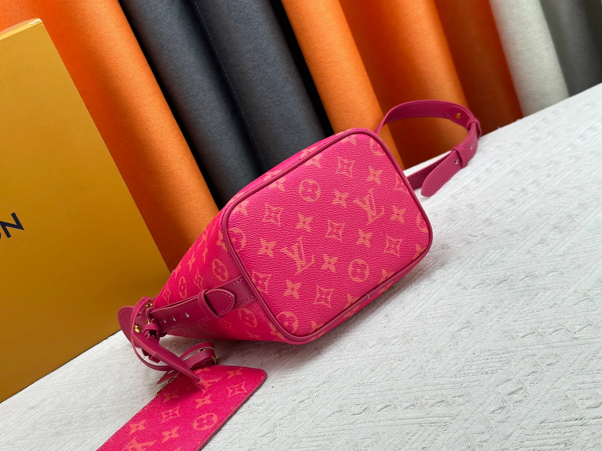 P220 upgraded original M12925 M12926 M13480 M13044 M14356 M13045 M13089 This All In BB handbag is made of Monogram cow leather with shiny metal parts, and the iconic padlock and nameplate highlight the classic style. The adjustable shoulder strap continues the brand's trunk-making heritage, and the leather shoulder strap adds cross-body and shoulder carry options. The foldable design enables the silhouette to be retracted and retracted freely, providing ample space for daily use. 16.0 x 18.0 x 12.0 cm (length x height x width)